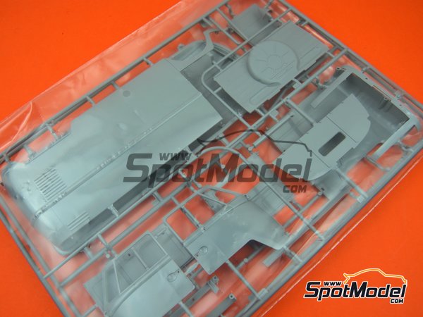 Image 16: Volkswagen Transporter  T1 Kastenwagen Porsche Renndienst | Model van kit in 1/16 scale manufactured by Revell (ref.&nbsp;REV07049, also 07049, REV7049 and 4009803070490)