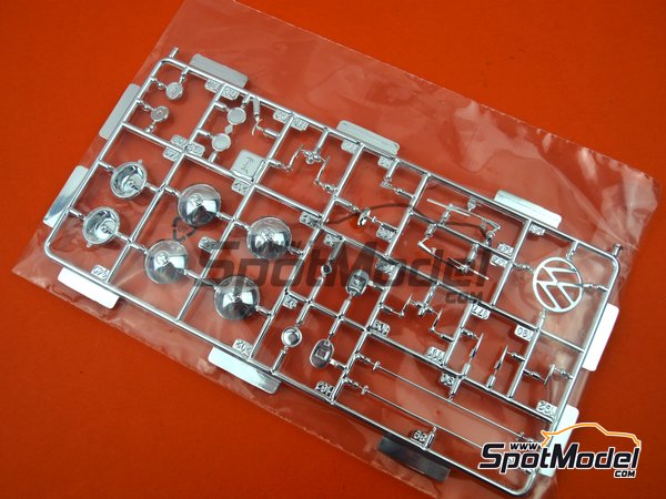 Image 18: Volkswagen Transporter  T1 Kastenwagen Porsche Renndienst | Model van kit in 1/16 scale manufactured by Revell (ref.&nbsp;REV07049, also 07049, REV7049 and 4009803070490)