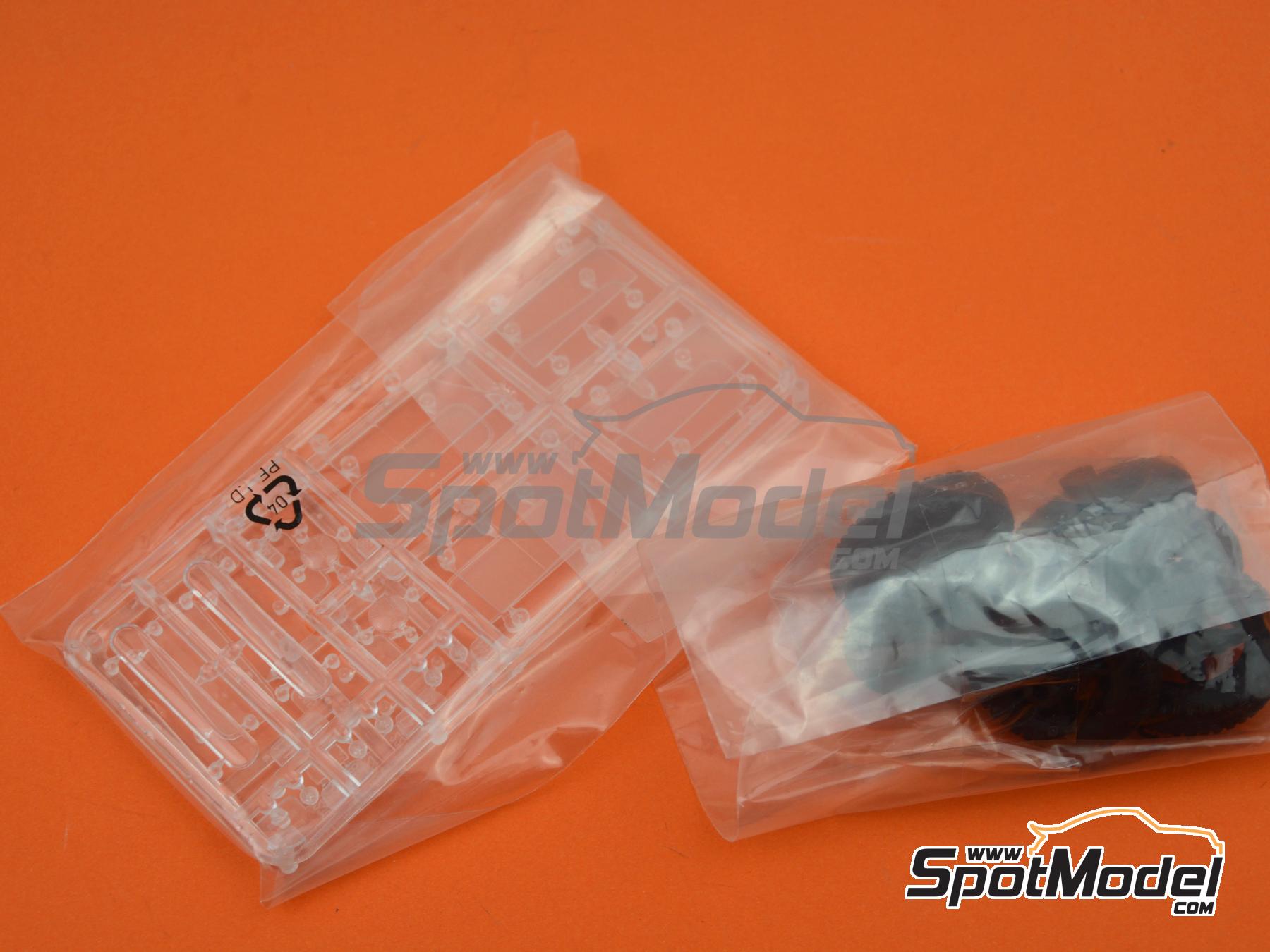 Image 8: Land Rover Serie III LWB Commercial | Maqueta de coche en escala 1/24 fabricado por Revell (ref. REV07056, tambien 4009803070568 y 07056)