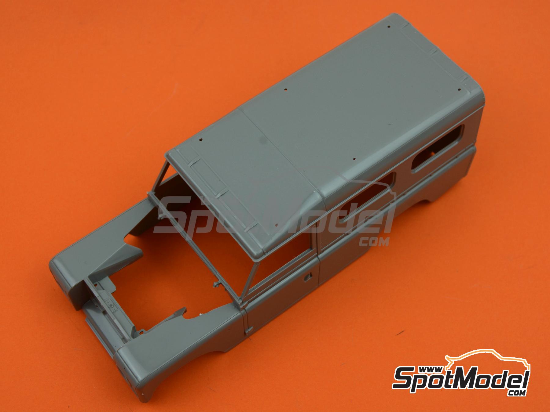 Image 11: Land Rover Serie III LWB Commercial | Maqueta de coche en escala 1/24 fabricado por Revell (ref. REV07056, tambien 4009803070568 y 07056)