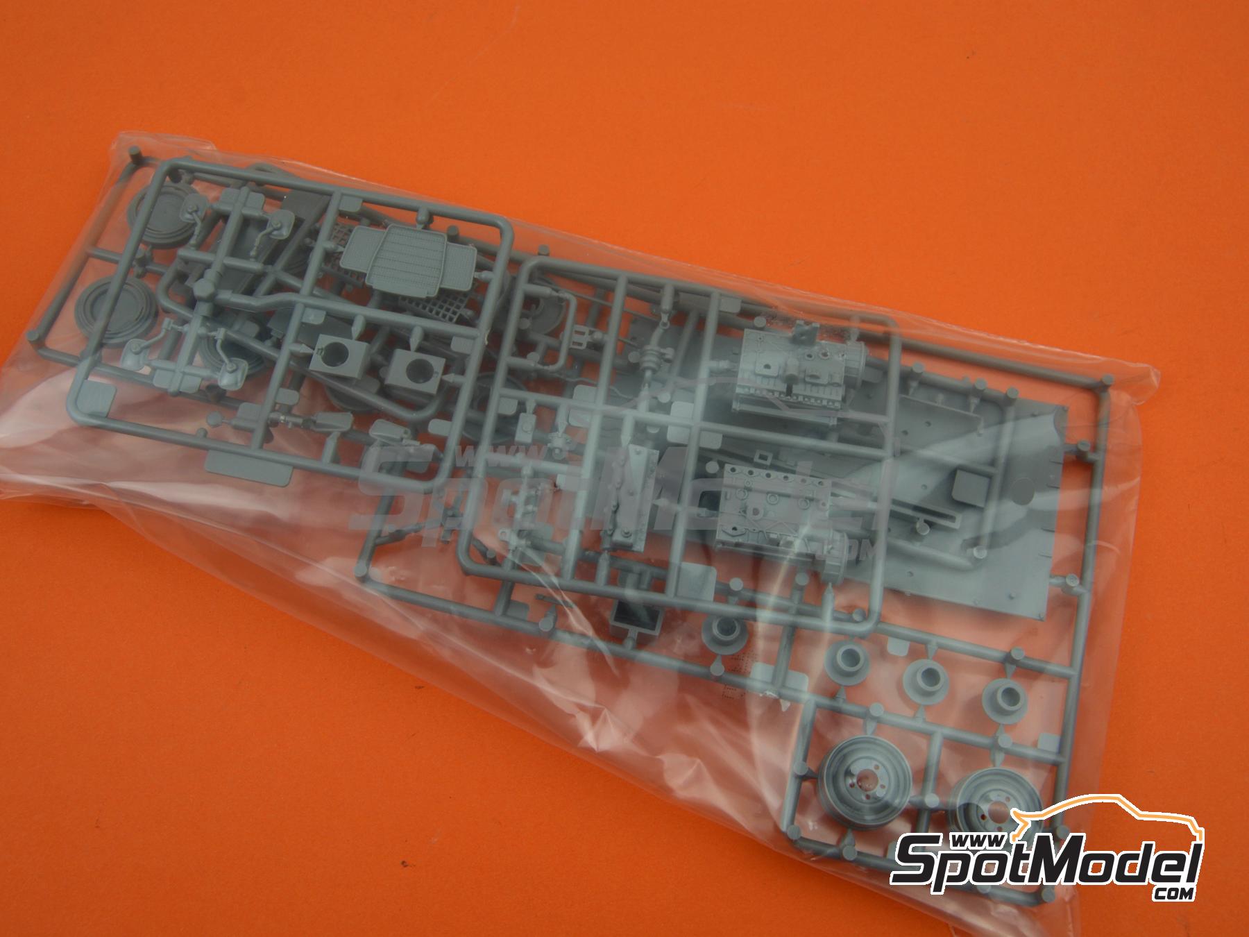 Image 13: Land Rover Serie III LWB Commercial | Maqueta de coche en escala 1/24 fabricado por Revell (ref. REV07056, tambien 4009803070568 y 07056)