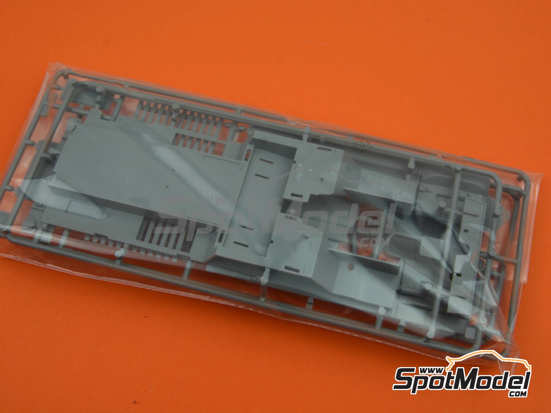 Image 14: Land Rover Serie III LWB Commercial | Maqueta de coche en escala 1/24 fabricado por Revell (ref. REV07056, tambien 4009803070568 y 07056)