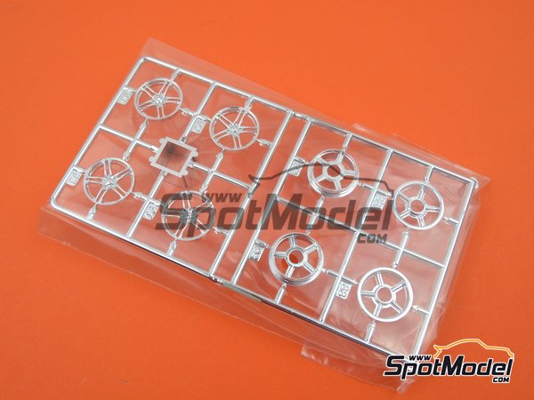 Image 2: Audi R8 | Car scale model kit in 1/24 scale manufactured by Revell (ref.&nbsp;REV07057, also 4009803070575 and 07057)