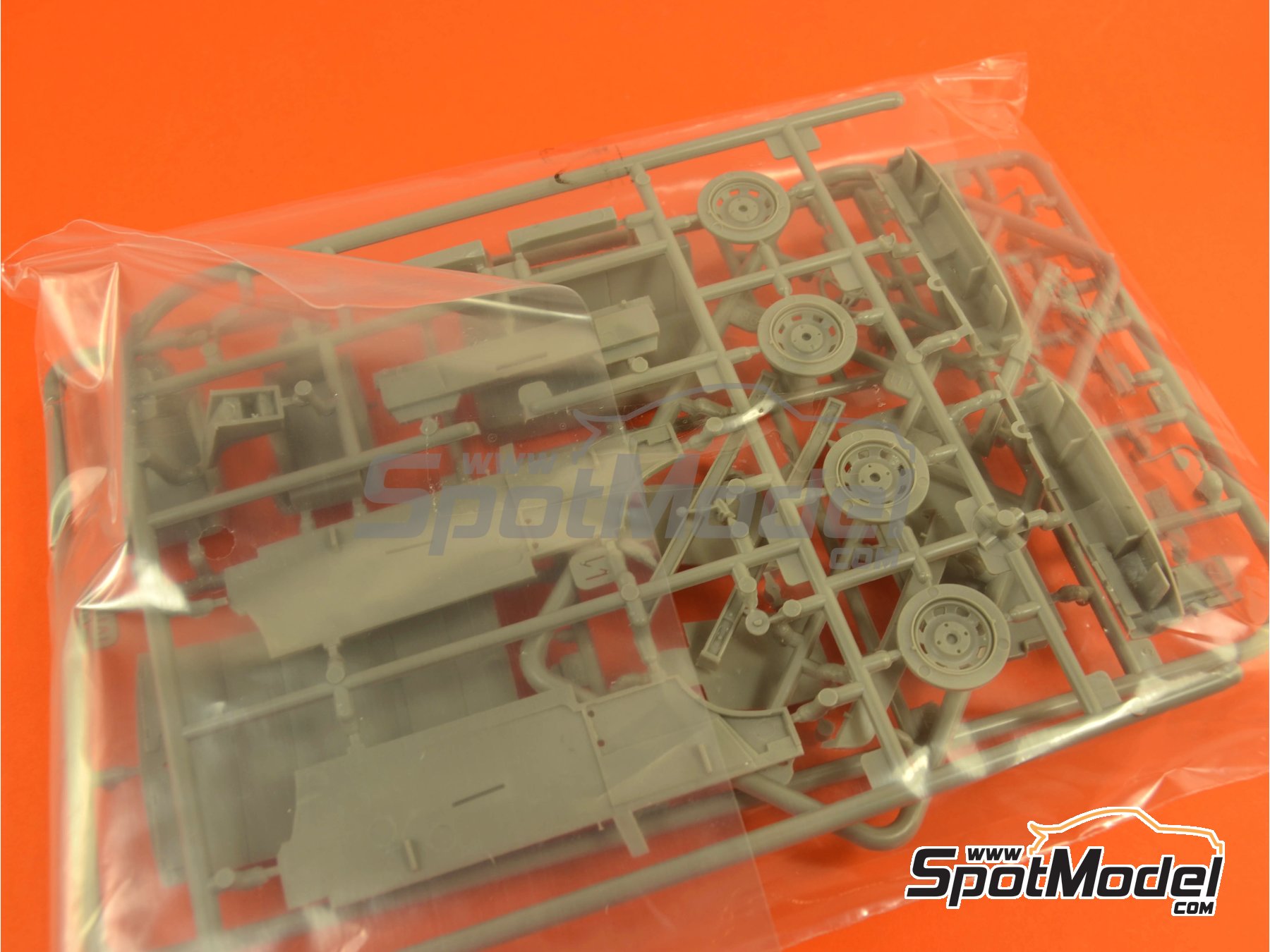 Image 4: Volkswagen Golf Mk I GTI | Car scale model kit in 1/24 scale manufactured by Revell (ref.&nbsp;REV07072, also 4009803070728, 07072 and 80-7072)