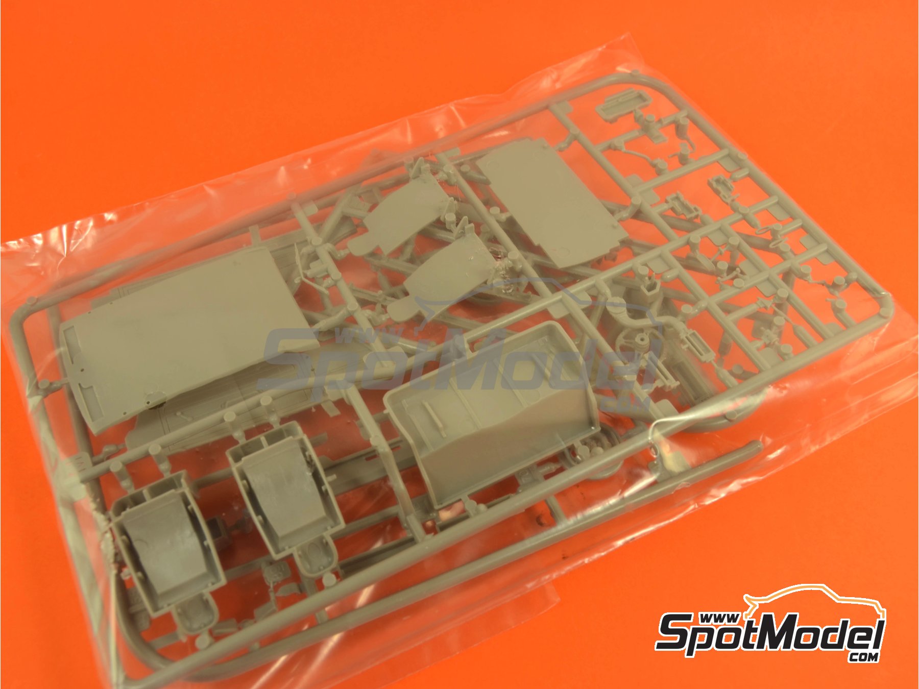 Image 5: Volkswagen Golf Mk I GTI | Car scale model kit in 1/24 scale manufactured by Revell (ref.&nbsp;REV07072, also 4009803070728, 07072 and 80-7072)