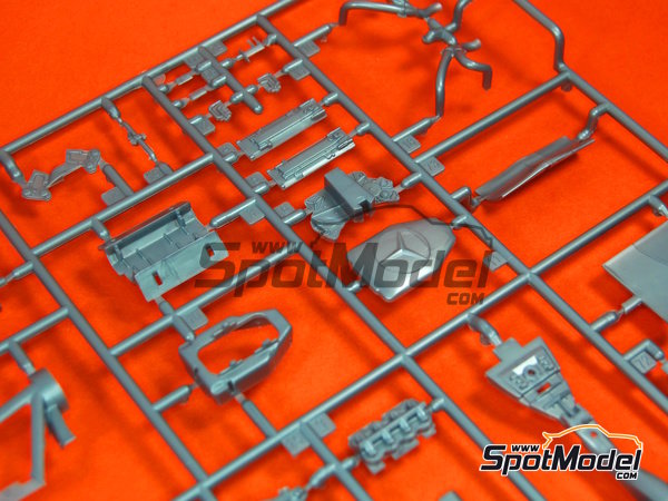 Image 3: McLaren MP4/25 McLaren Racing Limited Team sponsored by Vodafone - FIA Formula 1 World Championship 2010 | Car scale model kit in 1/24 scale manufactured by Revell (ref. REV07096, also 4009803070964, 07096 and 80-7096)