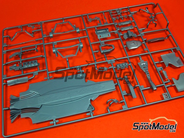 Image 4: McLaren MP4/25 McLaren Racing Limited Team sponsored by Vodafone - FIA Formula 1 World Championship 2010 | Car scale model kit in 1/24 scale manufactured by Revell (ref. REV07096, also 4009803070964, 07096 and 80-7096)