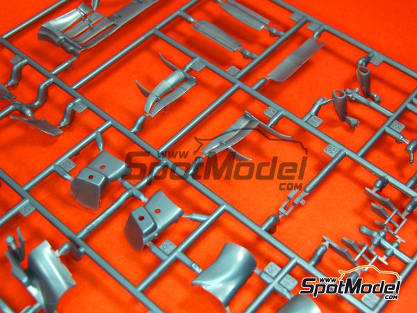 Image 5: McLaren MP4/25 McLaren Racing Limited Team sponsored by Vodafone - FIA Formula 1 World Championship 2010 | Car scale model kit in 1/24 scale manufactured by Revell (ref. REV07096, also 4009803070964, 07096 and 80-7096)