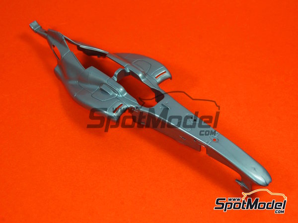 Image 7: McLaren MP4/25 McLaren Racing Limited Team sponsored by Vodafone - FIA Formula 1 World Championship 2010 | Car scale model kit in 1/24 scale manufactured by Revell (ref. REV07096, also 4009803070964, 07096 and 80-7096)