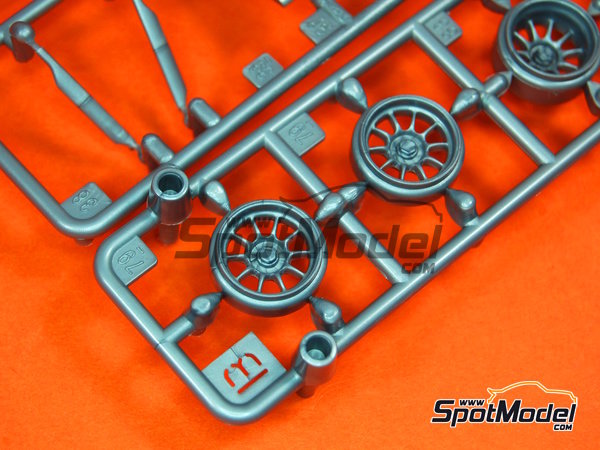 Image 8: McLaren MP4/25 McLaren Racing Limited Team sponsored by Vodafone - FIA Formula 1 World Championship 2010 | Car scale model kit in 1/24 scale manufactured by Revell (ref. REV07096, also 4009803070964, 07096 and 80-7096)