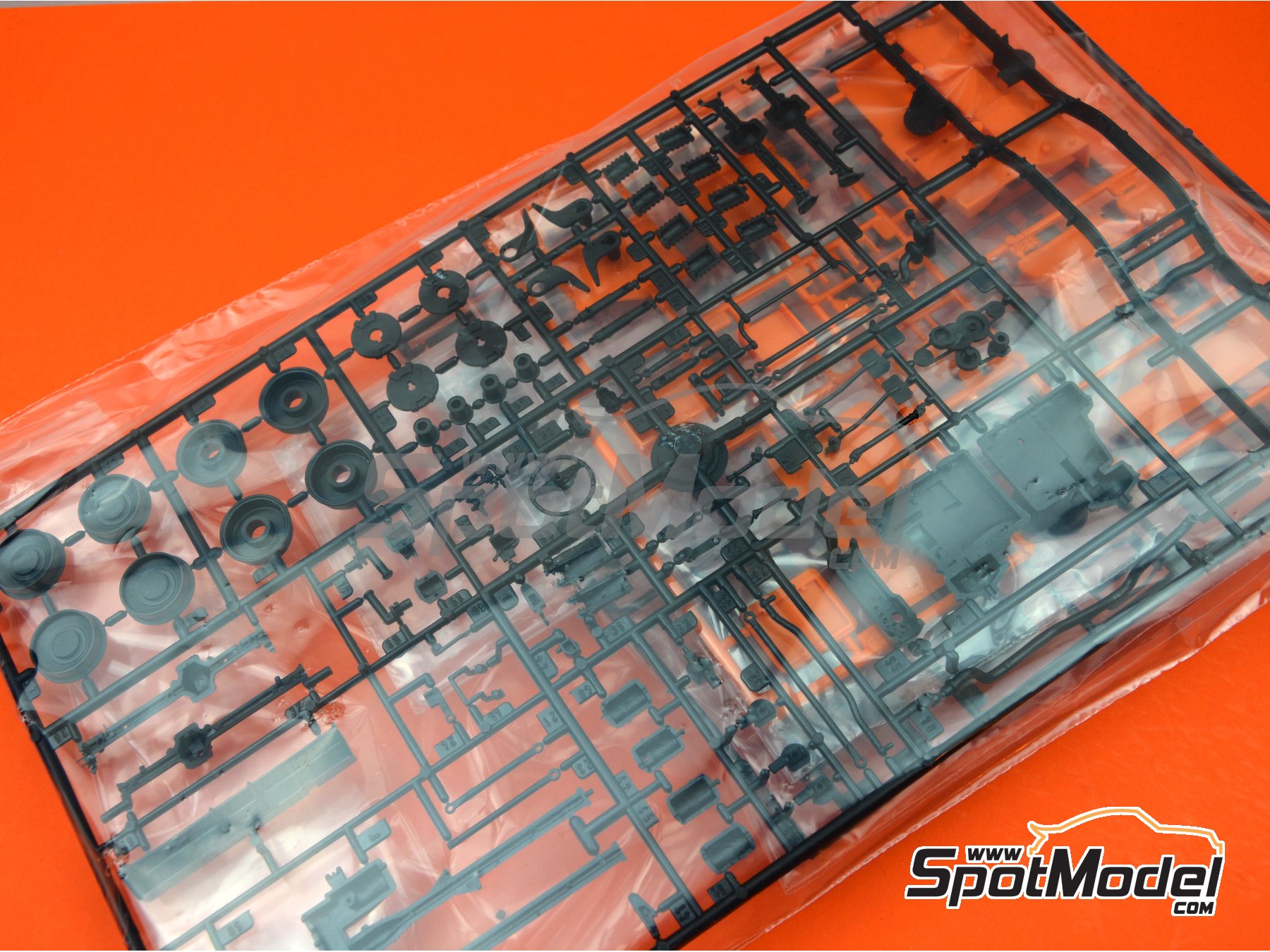 Image 2: Mercedes-Benz Unimog U1300L Winterdienst | Model truck kit in 1/24 scale manufactured by Revell (ref.&nbsp;REV07438, also 07438)