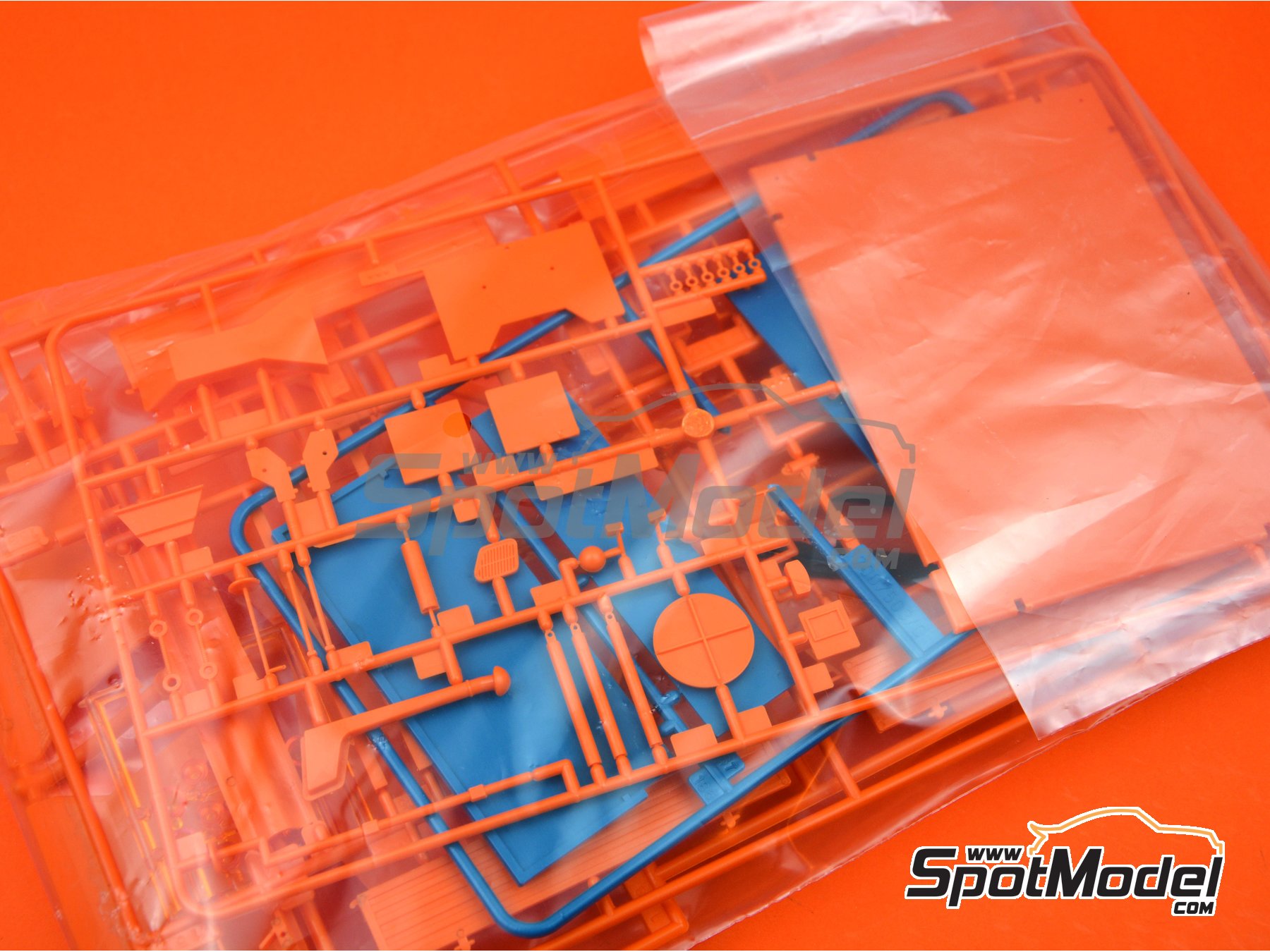 Image 8: Mercedes-Benz Unimog U1300L Winterdienst | Model truck kit in 1/24 scale manufactured by Revell (ref.&nbsp;REV07438, also 07438)