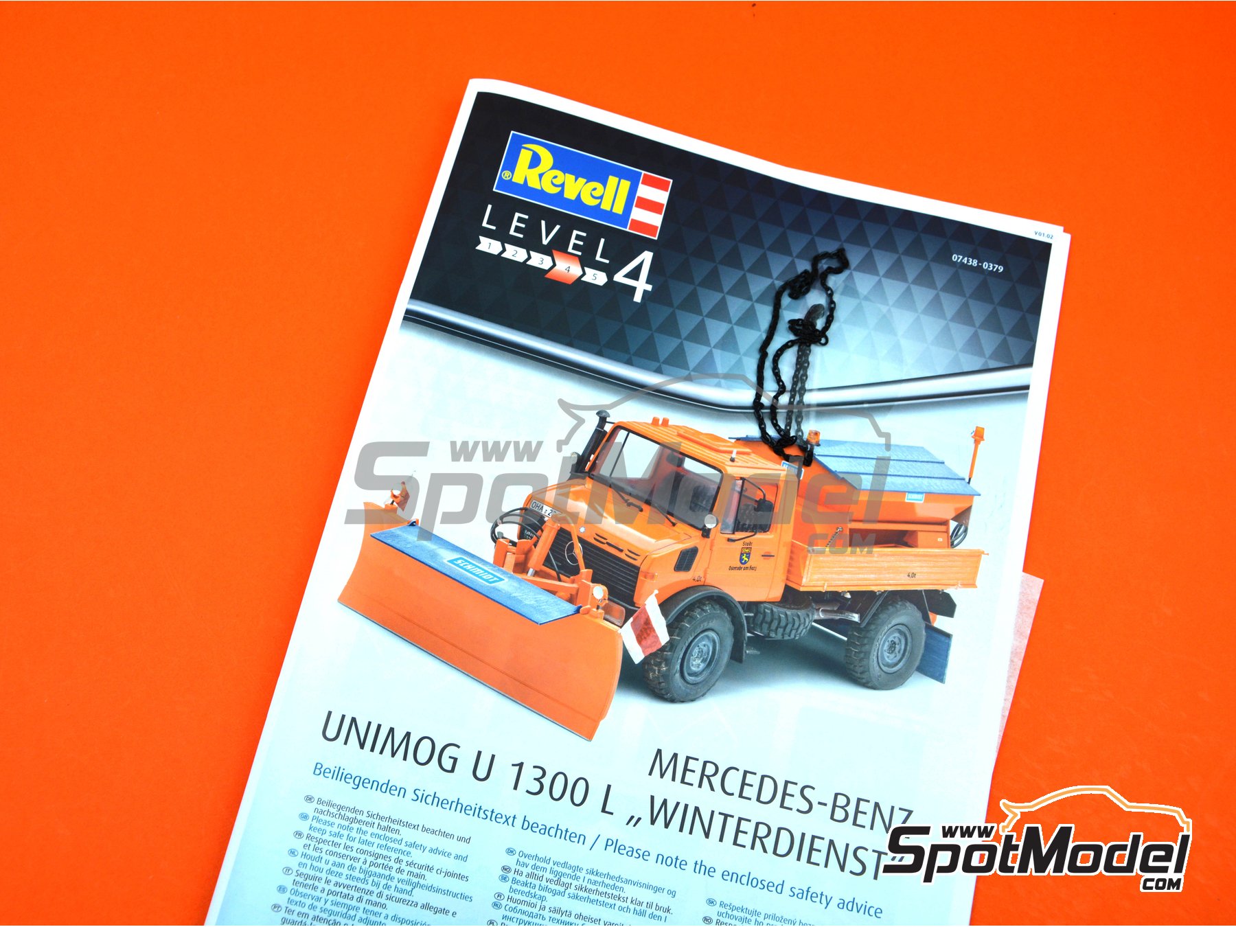Image 10: Mercedes-Benz Unimog U1300L Winterdienst | Model truck kit in 1/24 scale manufactured by Revell (ref.&nbsp;REV07438, also 07438)