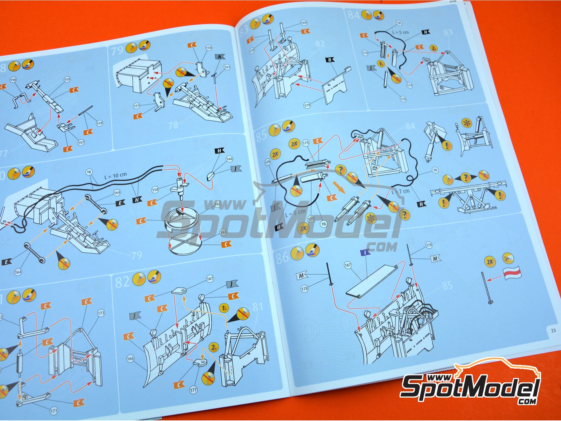 Image 12: Mercedes-Benz Unimog U1300L Winterdienst | Model truck kit in 1/24 scale manufactured by Revell (ref.&nbsp;REV07438, also 07438)