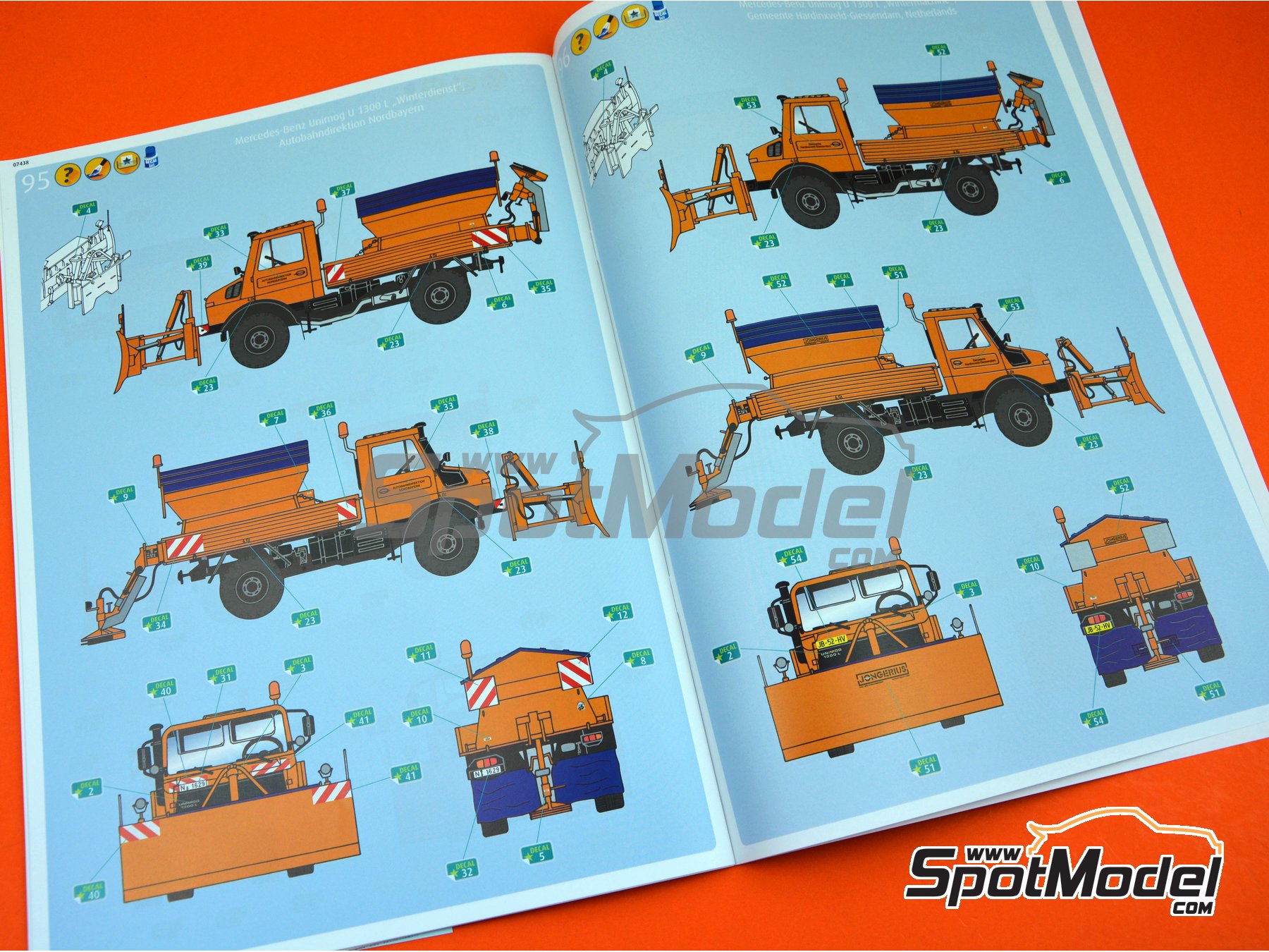 Image 13: Mercedes-Benz Unimog U1300L Winterdienst | Model truck kit in 1/24 scale manufactured by Revell (ref.&nbsp;REV07438, also 07438)