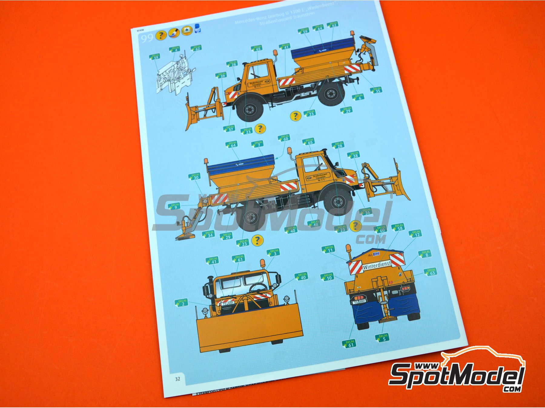 Image 14: Mercedes-Benz Unimog U1300L Winterdienst | Model truck kit in 1/24 scale manufactured by Revell (ref.&nbsp;REV07438, also 07438)