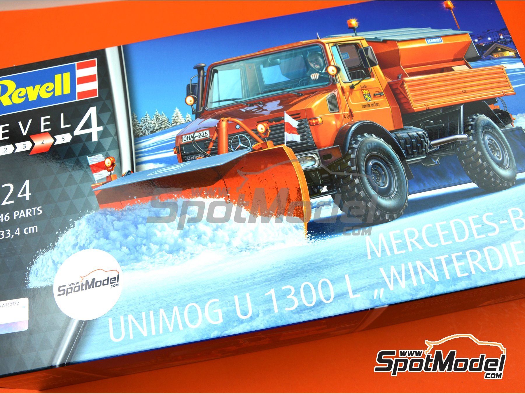 Image 15: Mercedes-Benz Unimog U1300L Winterdienst | Model truck kit in 1/24 scale manufactured by Revell (ref.&nbsp;REV07438, also 07438)