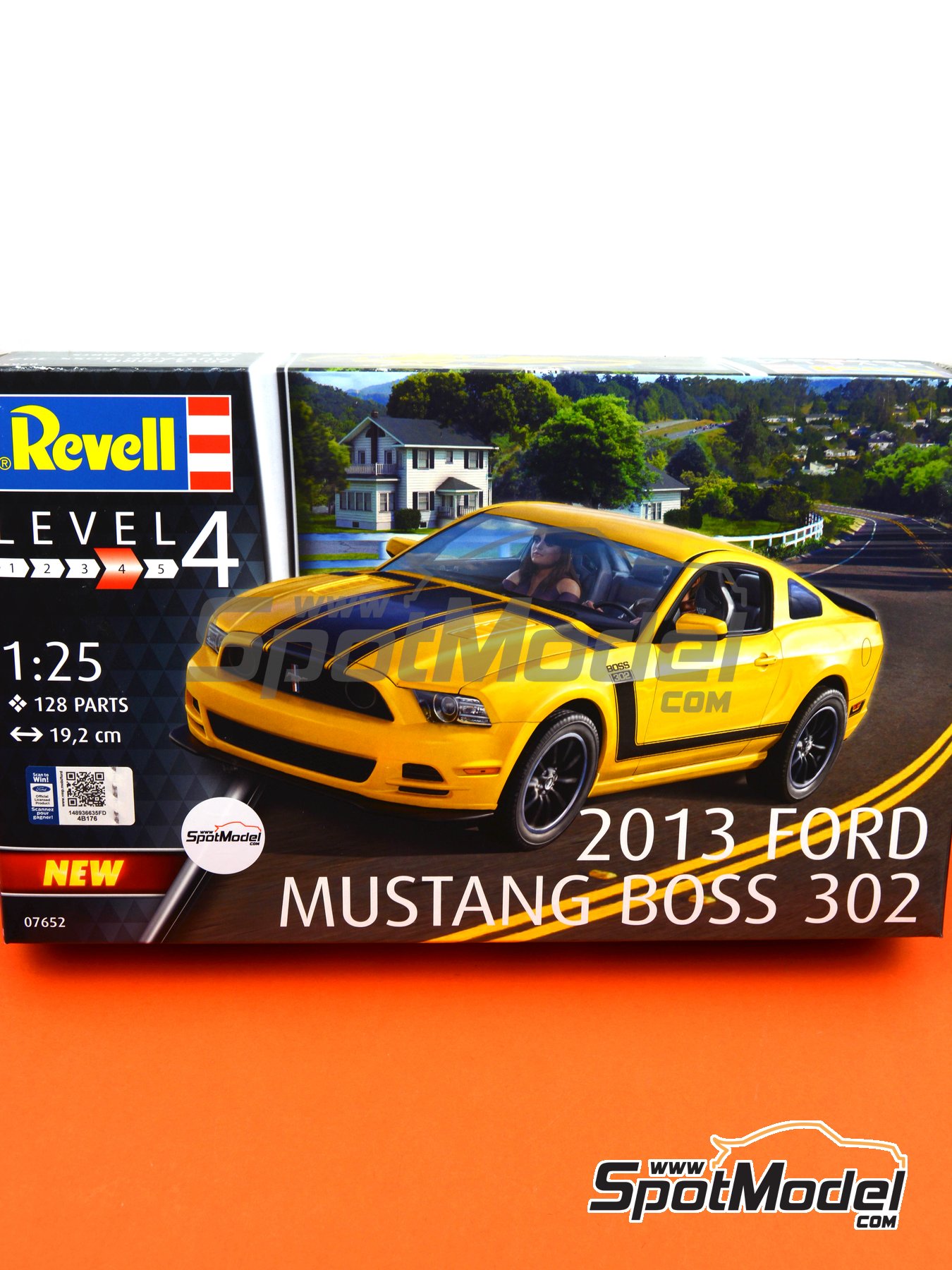 Revell 14187 1:25th scale 2013 Ford Mustang Boss 302 Revell Muscle series 