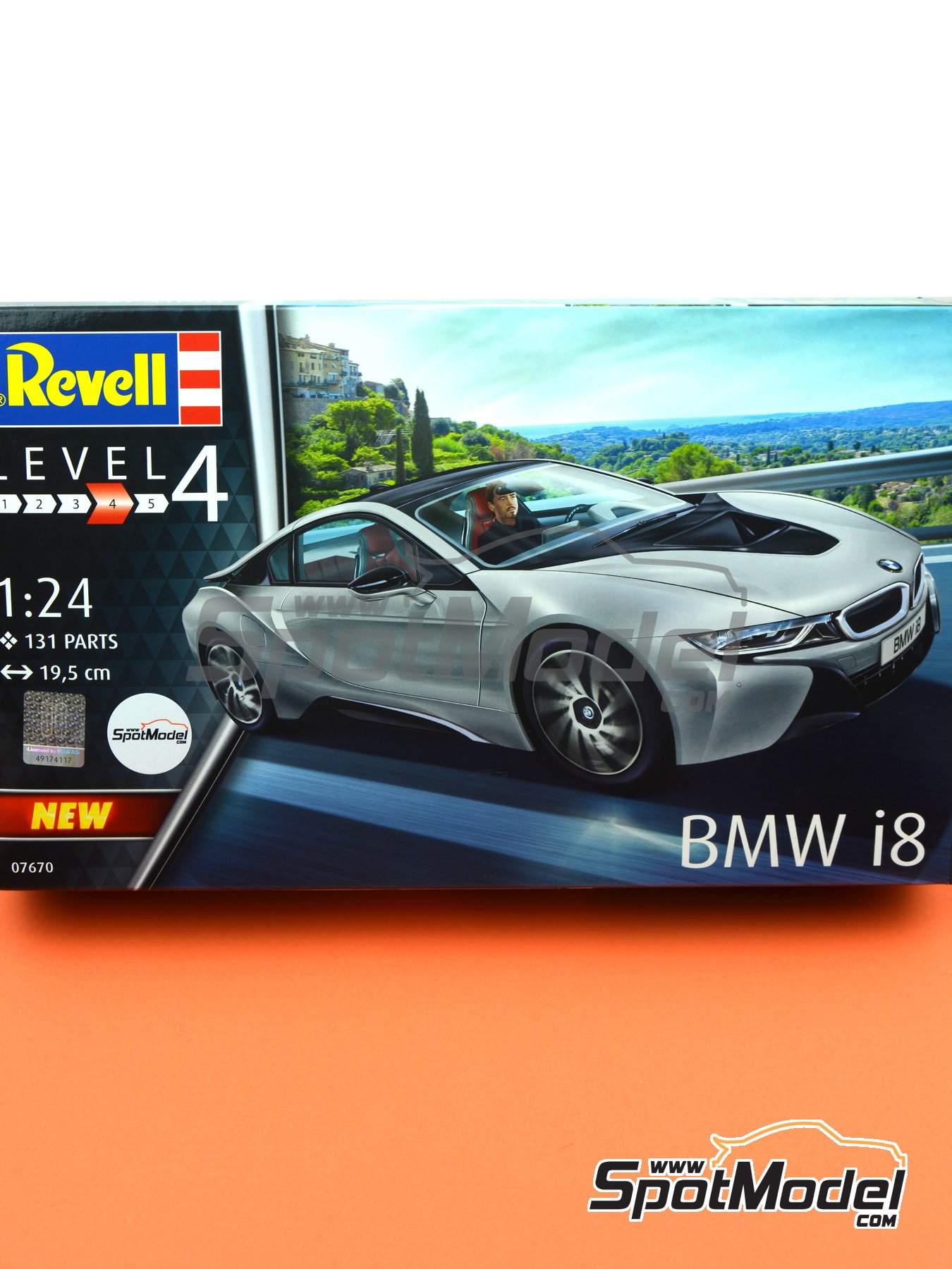 BMW i8. Car scale model kit in 1/24 scale manufactured by Revell (ref.  REV07670, also 4009803076706 and 07670)