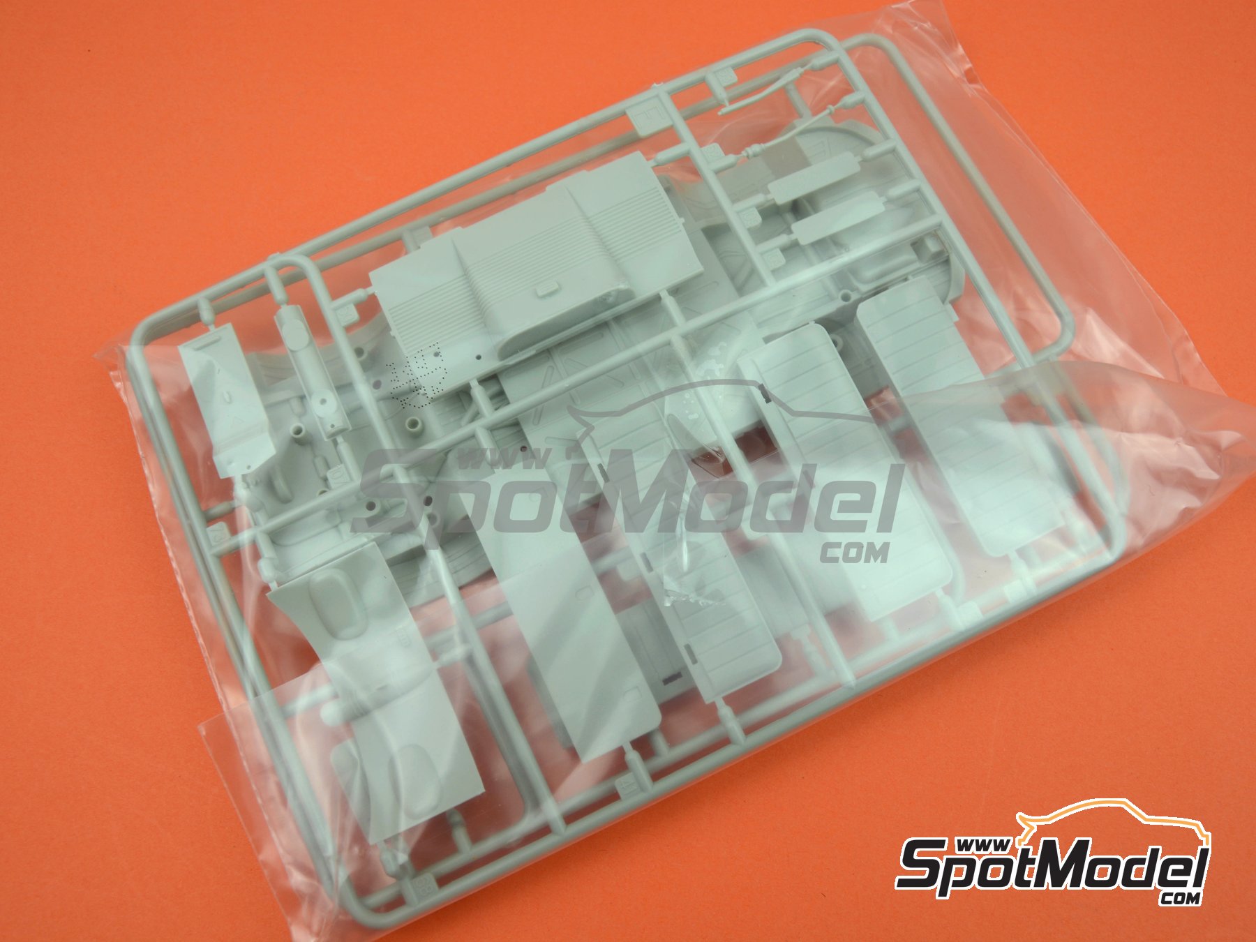 Image 4: Volkswagen Transporter T1 Camper Westfalia | Van scale model kit in 1/24 scale manufactured by Revell (ref.&nbsp;REV07674, also 4009803076744 and 07674)