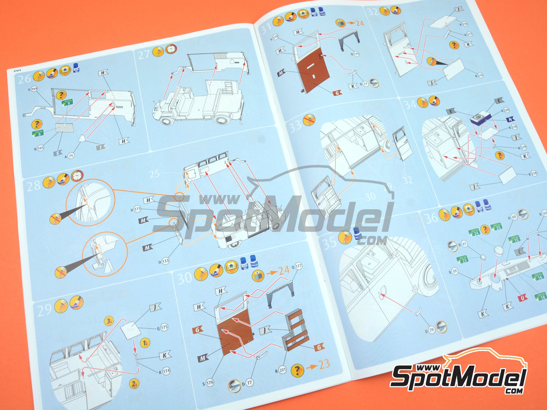 Image 16: Volkswagen Transporter T1 Camper Westfalia | Van scale model kit in 1/24 scale manufactured by Revell (ref.&nbsp;REV07674, also 4009803076744 and 07674)