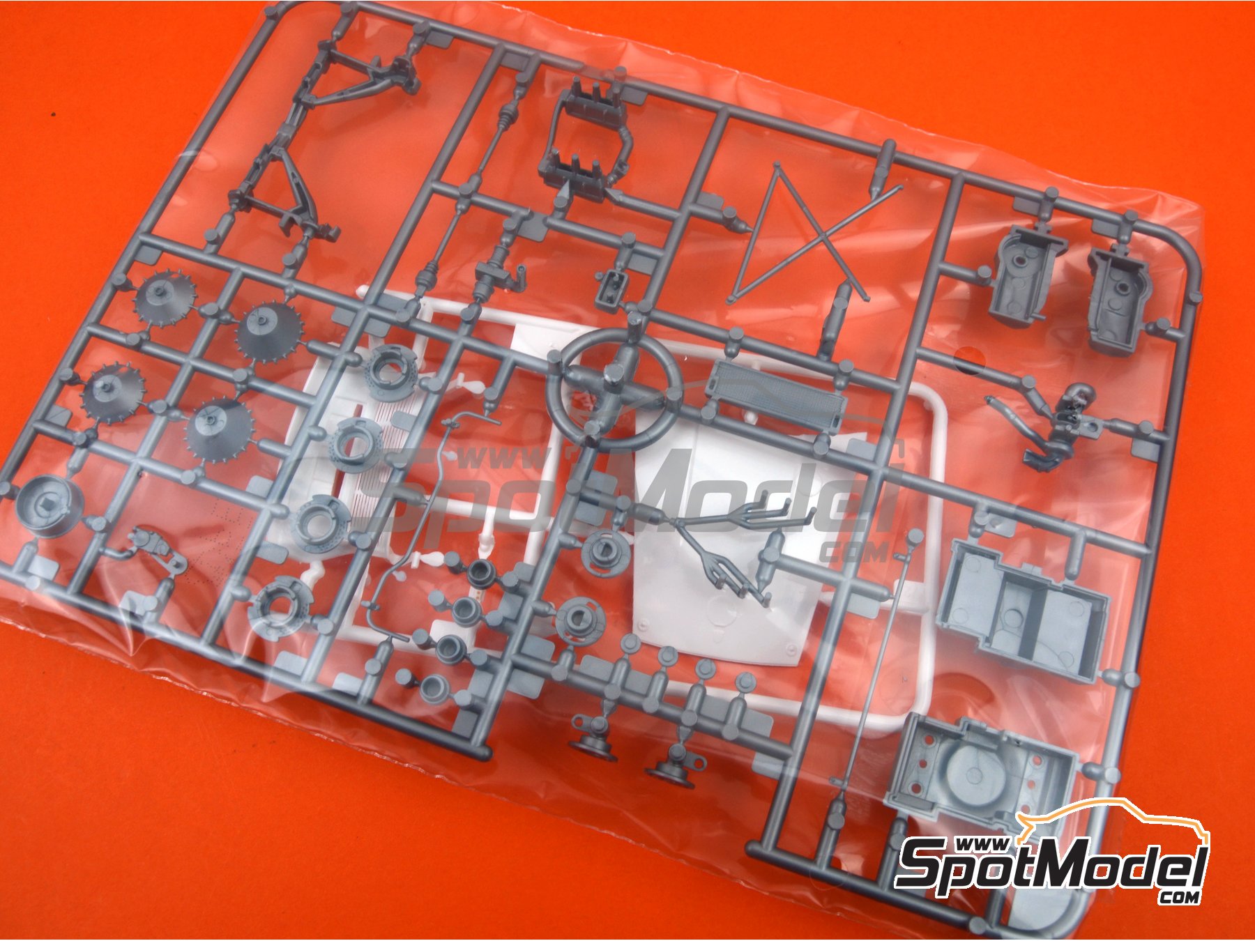 Image 8: Porsche 934 Turbo RSR Grupo 4 patrocinado por Martini Racing | Maqueta de coche en escala&nbsp;1/24 fabricado por Revell (ref.&nbsp;REV07685, tambien 4009803076850 y 07685)