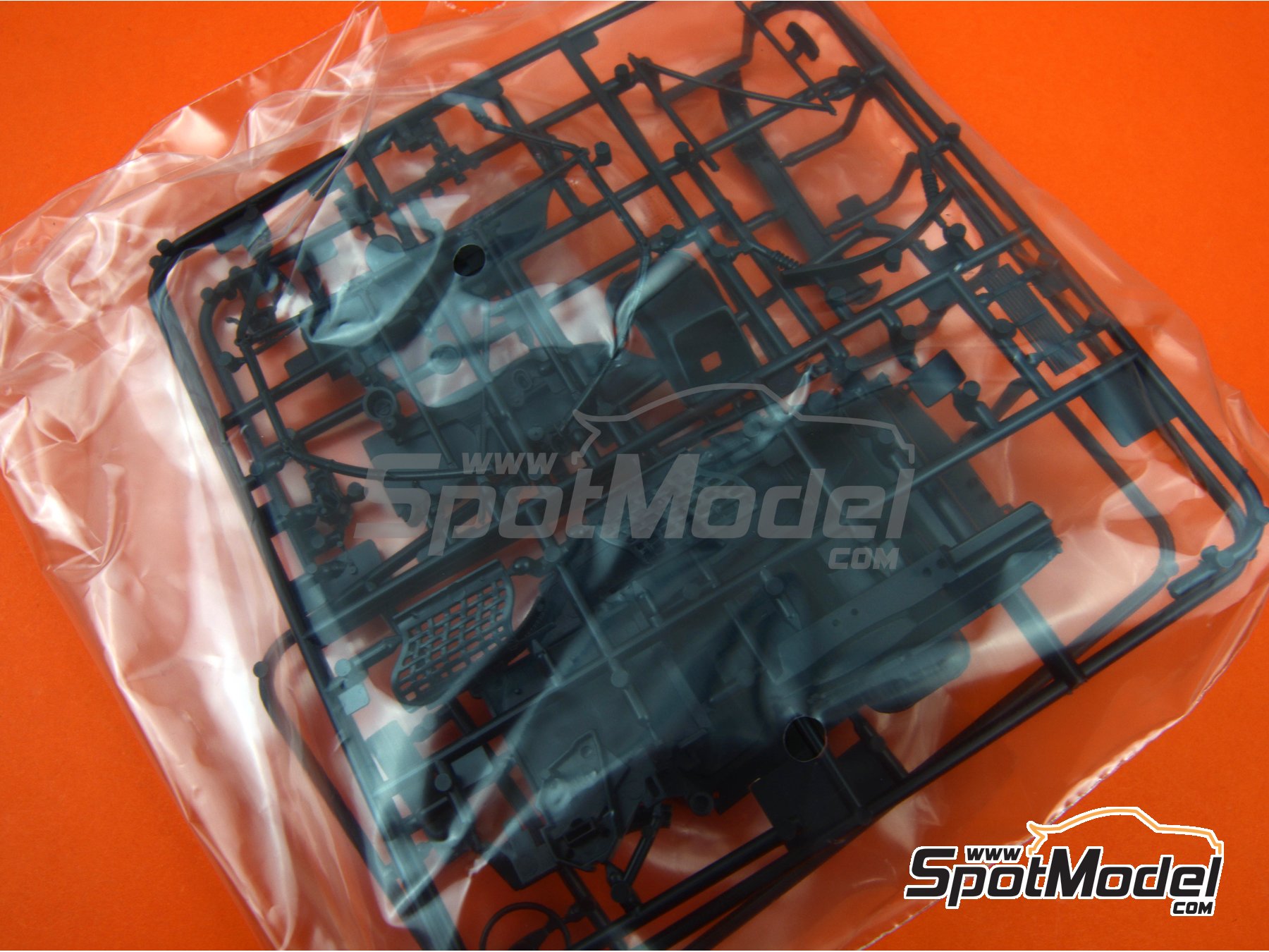 Image 9: Porsche 934 Turbo RSR Grupo 4 patrocinado por Martini Racing | Maqueta de coche en escala&nbsp;1/24 fabricado por Revell (ref.&nbsp;REV07685, tambien 4009803076850 y 07685)
