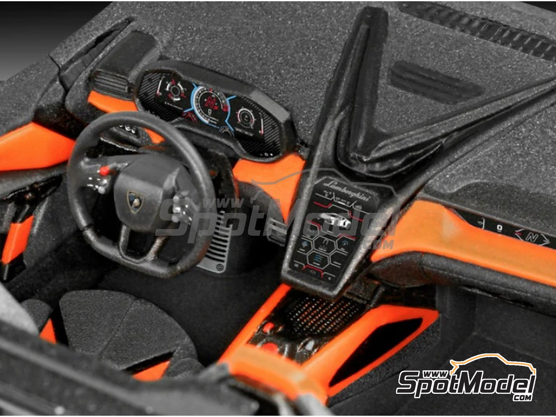 Image 4: Lamborghini Revuelto | Car scale model kit in 1/24 scale manufactured by Revell (ref.&nbsp;REV07723, also 4009803077239 and 07723)