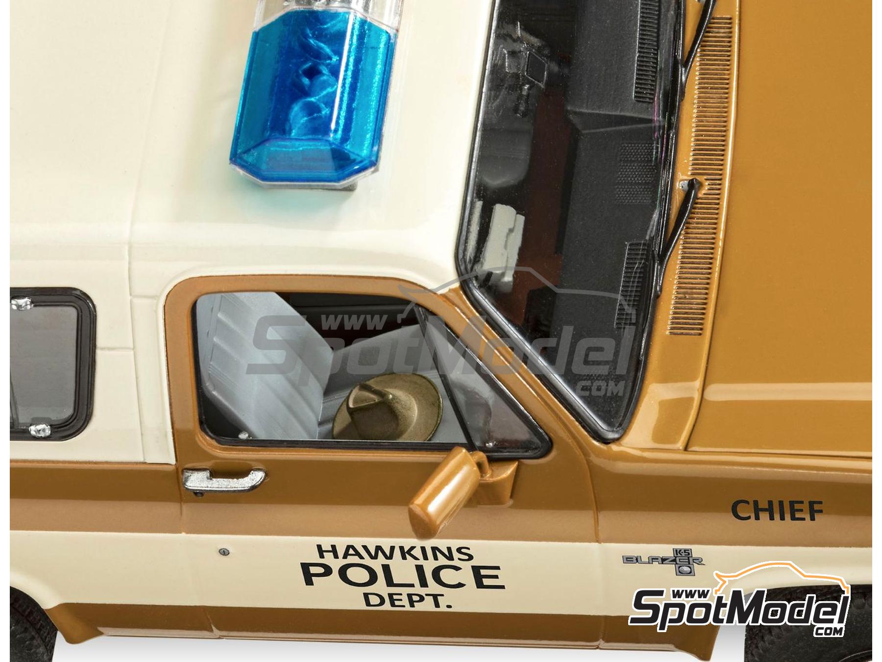 Image 3: Chevrolet Chevy Blazer Stranger Things patrocinado por Hawkins Police Dept. -  1985 | Maqueta de coche en escala 1/25 fabricado por Revell (ref. REV07724, tambien 4009803007724 y 07724)