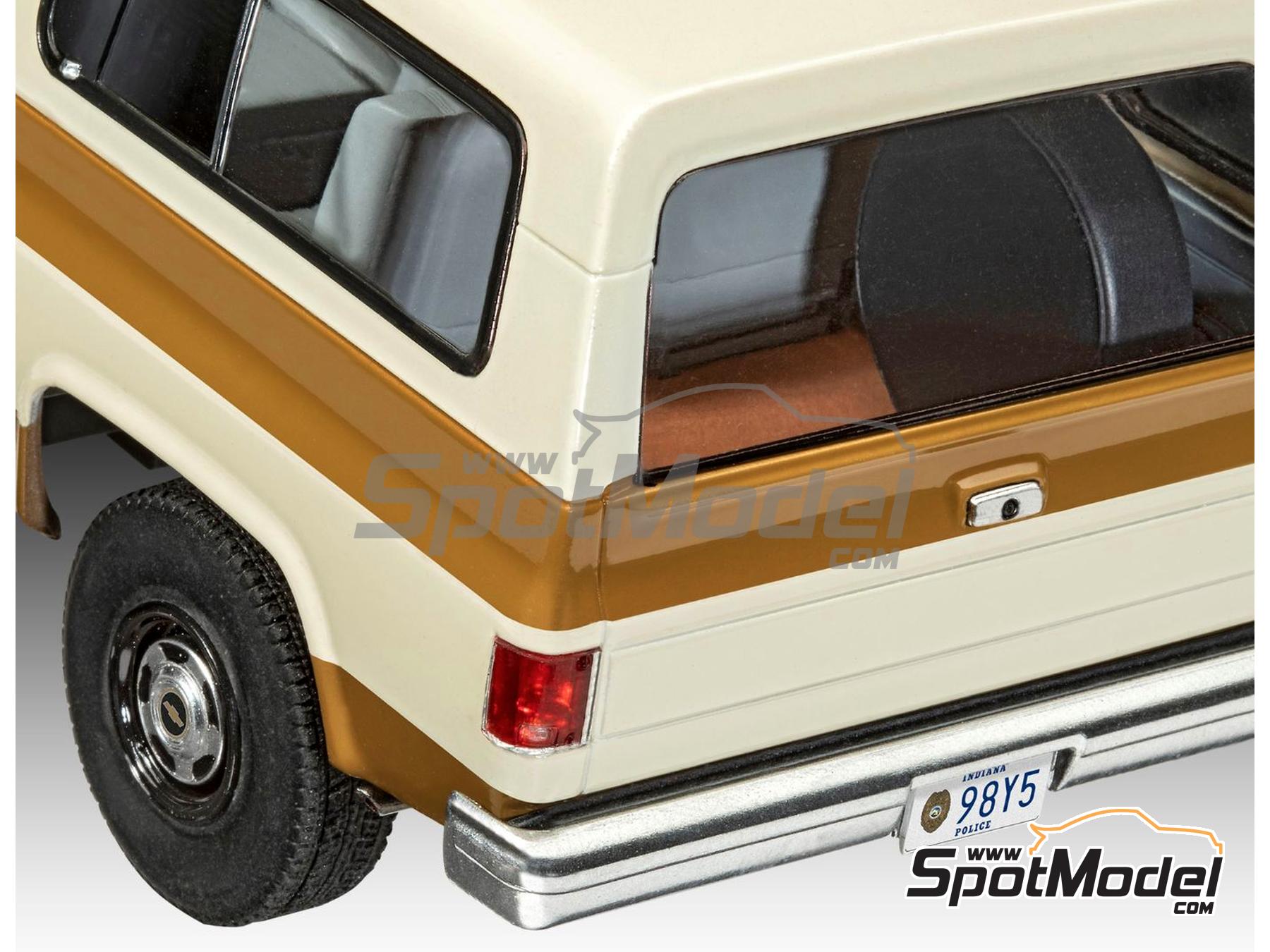 Image 4: Chevrolet Chevy Blazer Stranger Things patrocinado por Hawkins Police Dept. -  1985 | Maqueta de coche en escala 1/25 fabricado por Revell (ref. REV07724, tambien 4009803007724 y 07724)