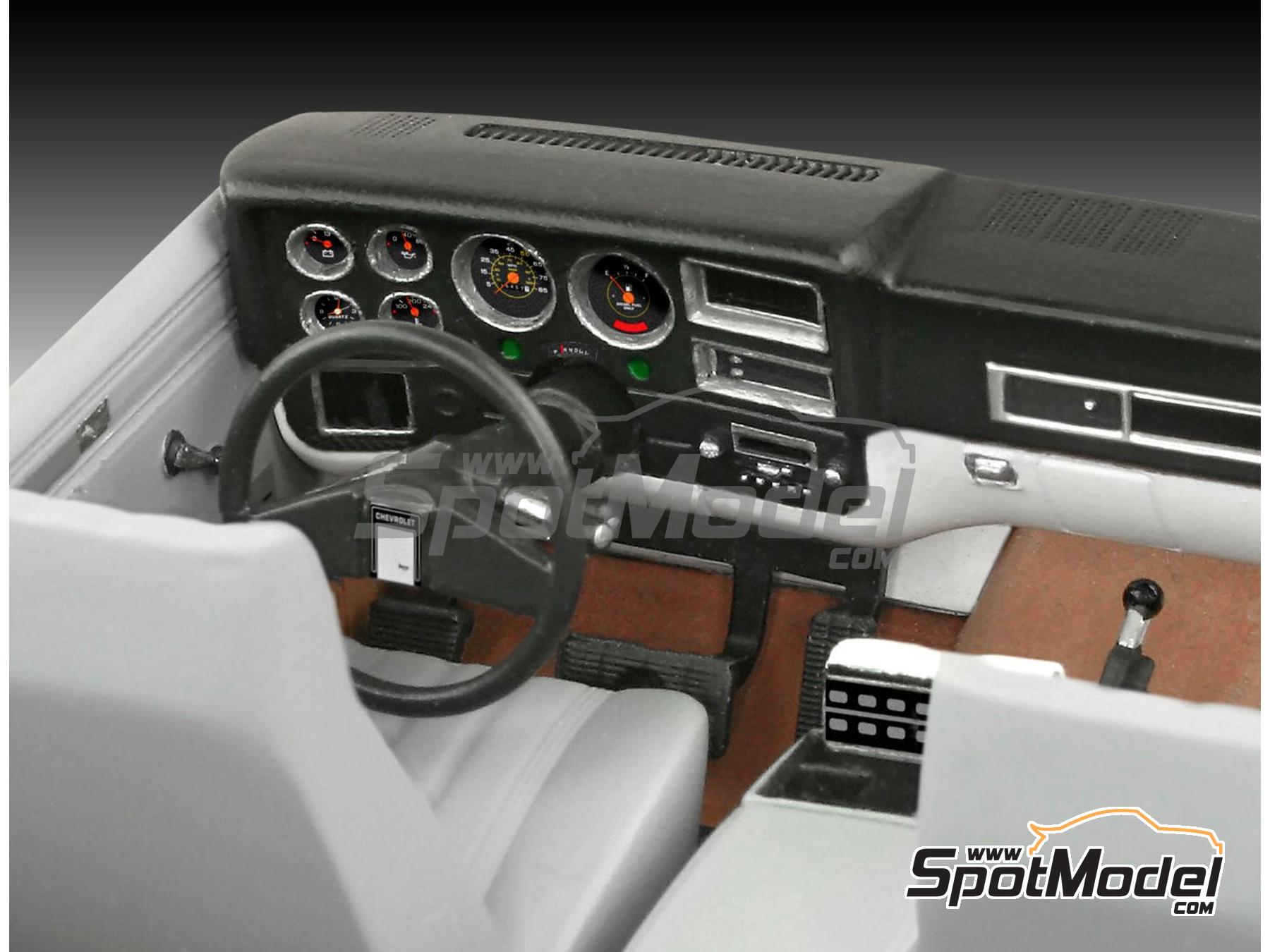 Image 6: Chevrolet Chevy Blazer Stranger Things patrocinado por Hawkins Police Dept. -  1985 | Maqueta de coche en escala 1/25 fabricado por Revell (ref. REV07724, tambien 4009803007724 y 07724)