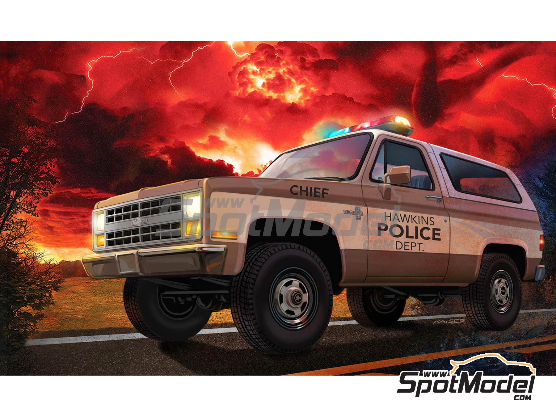 Image 8: Chevrolet Chevy Blazer Stranger Things patrocinado por Hawkins Police Dept. -  1985 | Maqueta de coche en escala 1/25 fabricado por Revell (ref. REV07724, tambien 4009803007724 y 07724)