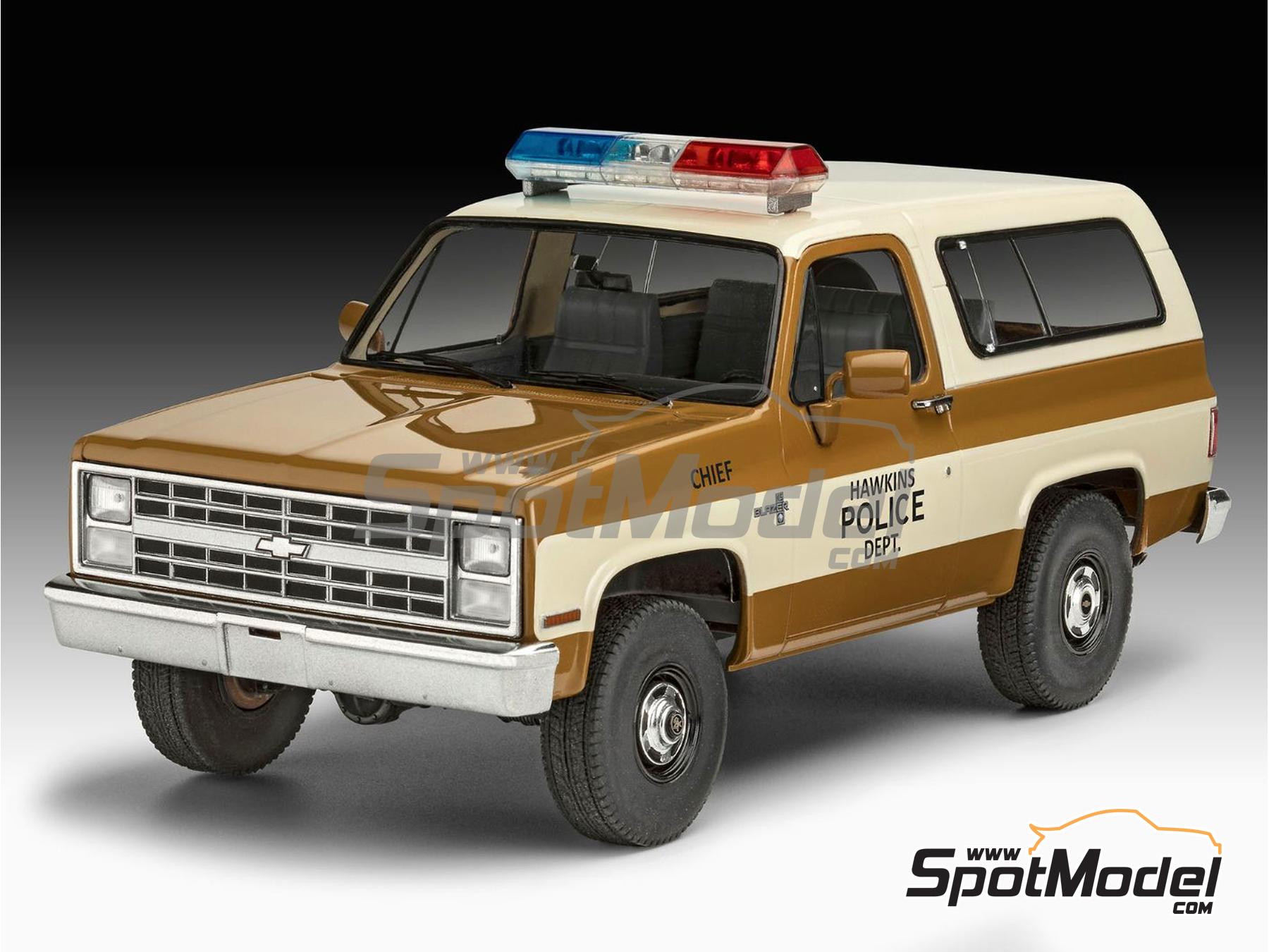 Image 9: Chevrolet Chevy Blazer Stranger Things patrocinado por Hawkins Police Dept. -  1985 | Maqueta de coche en escala 1/25 fabricado por Revell (ref. REV07724, tambien 4009803007724 y 07724)