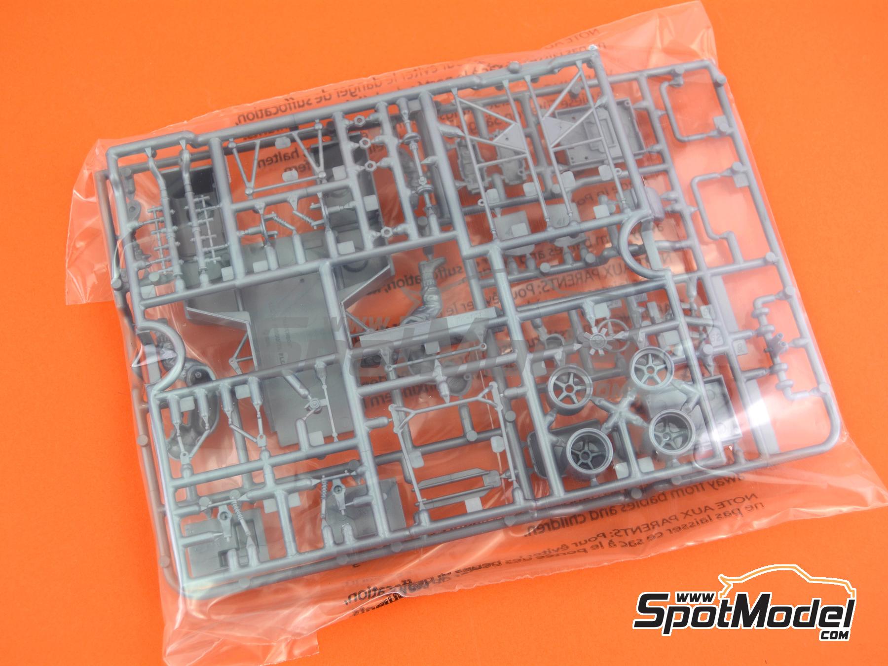 Image 11: Porsche 917/10 Martini Racing Team - Interserie 1974 | Scale model kit in 1/32 scale manufactured by Revell (ref. REV07738, also 4009803077383 and 07738)