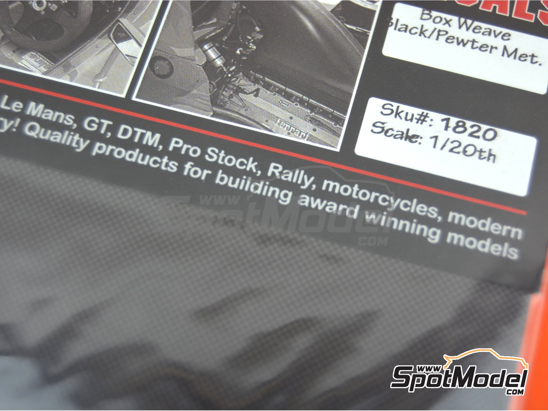 Image 6: Fibra de carbono cuadrada negra sobre fondo gris metalizado | Calca de trama de fibra de carbono en escala&nbsp;1/20 fabricado por Scale Motorsport (ref.&nbsp;SM1820, tambien 1820)