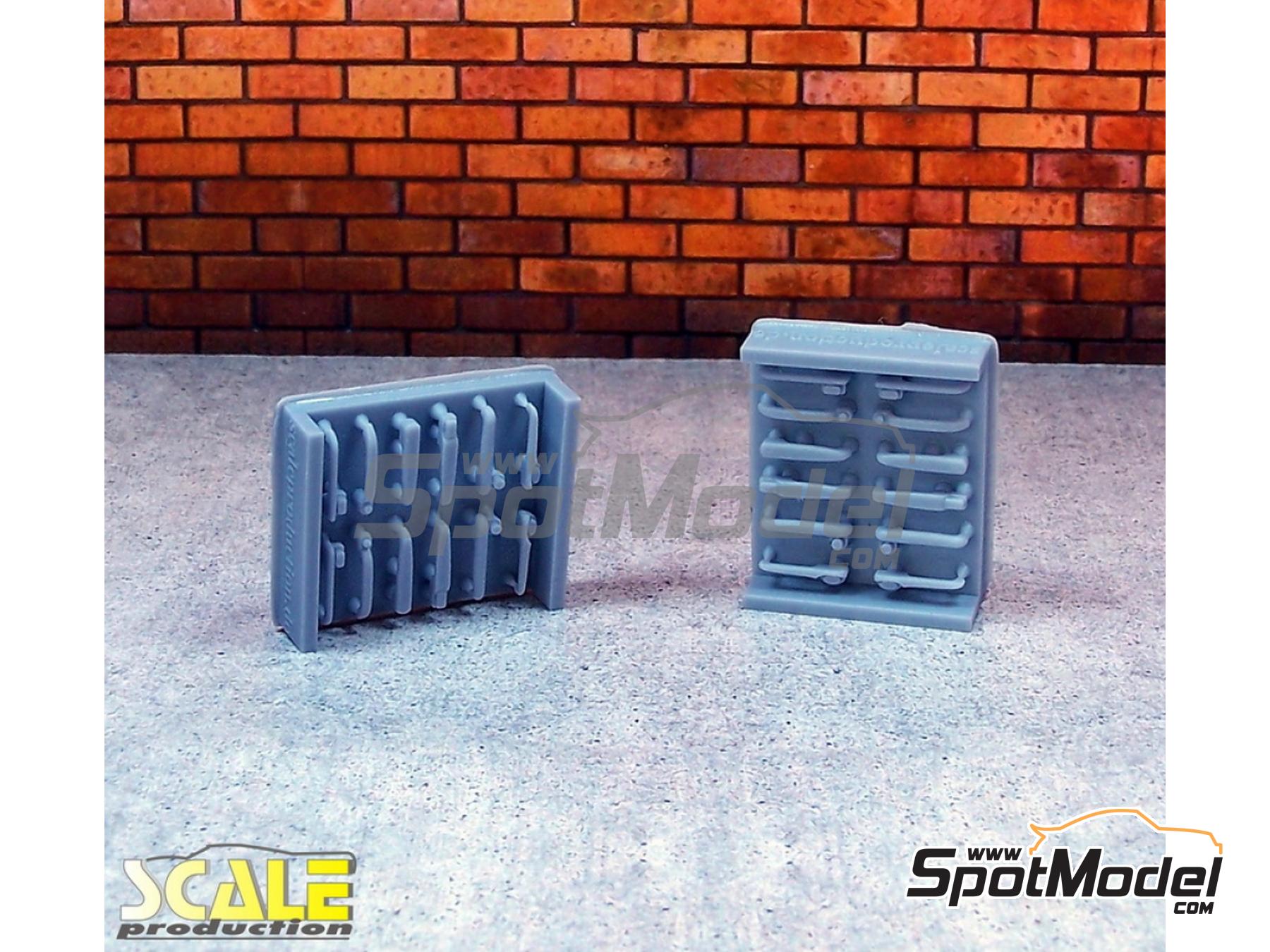 Image 1: Door handles | Detail in 1/24 scale manufactured by Scale Production (ref.&nbsp;SP24329)