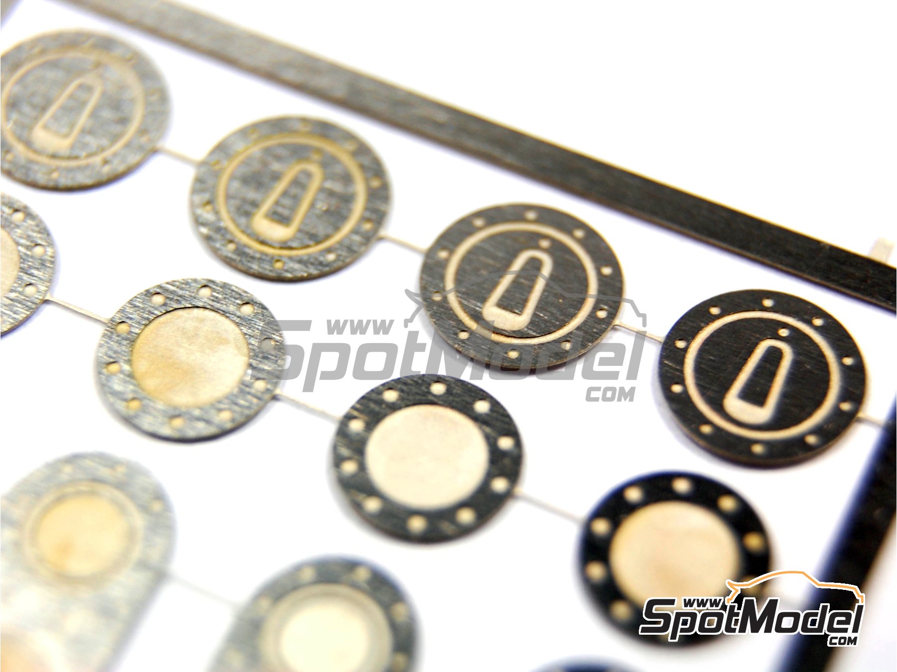 Image 4: Tapa de deposito de gasolina | Tapones de gasolina en escala&nbsp;1/24 fabricado por Scale Production (ref.&nbsp;SPE24001)