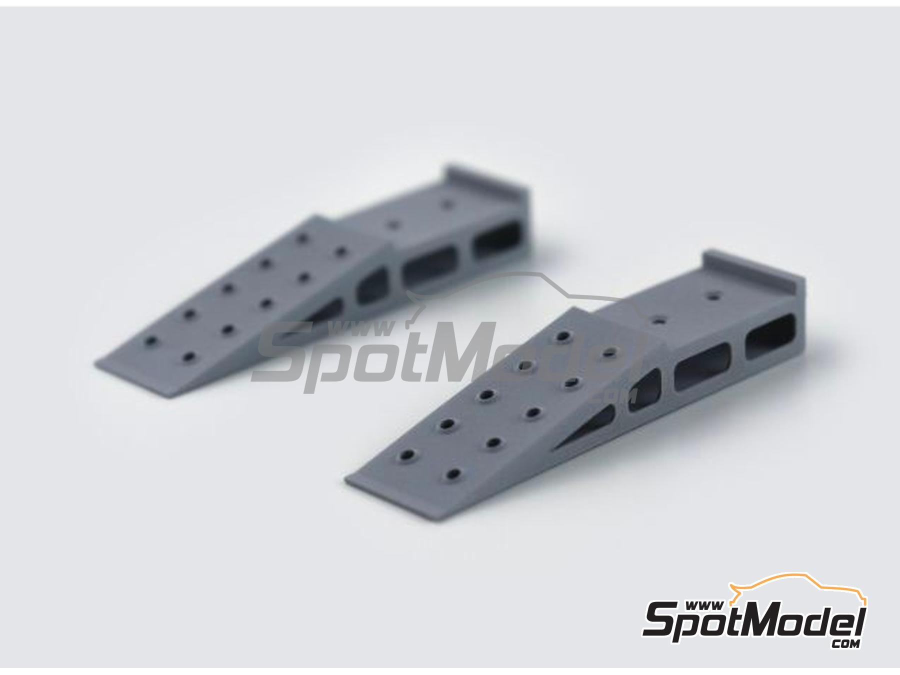 Image 1: Service ramps | Detail in 1/24 scale manufactured by Scalecars.Online (ref.&nbsp;SCO-R028)