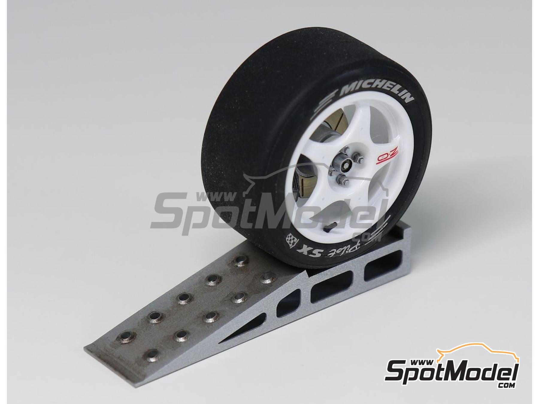 Image 5: Service ramps | Detail in 1/24 scale manufactured by Scalecars.Online (ref.&nbsp;SCO-R028)