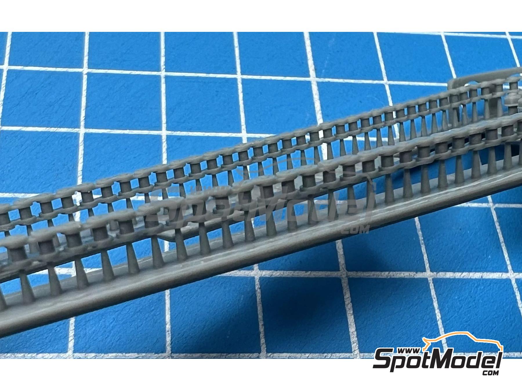 Image 6: Honda CBR1000RR-R Fireblade SP - Version B | Chain set in 1/9 scale manufactured by Stone Models (ref. A121-2025, also A121/2025)