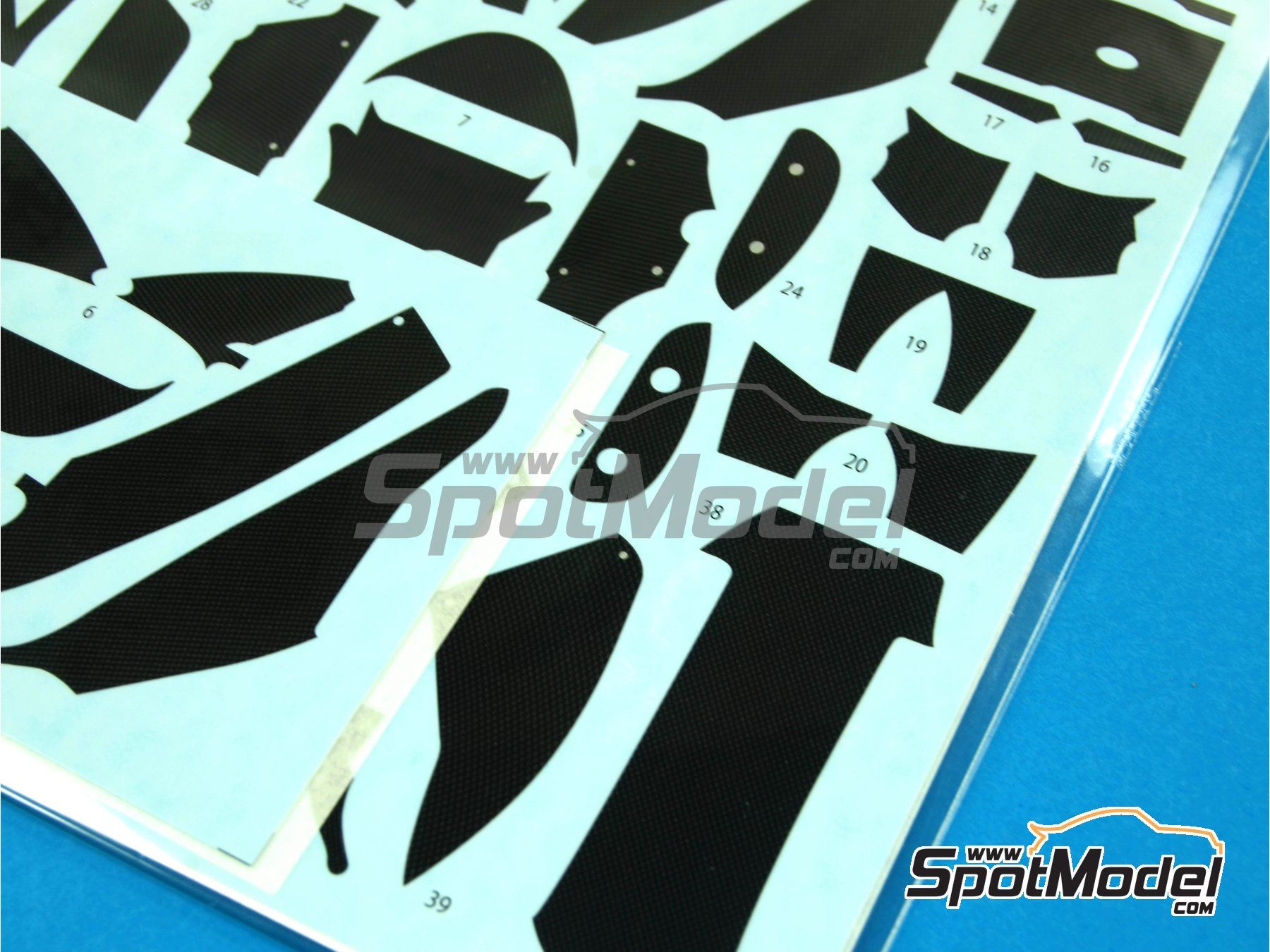 Image 2: Ducati Desmosedici - Campeonato del Mundo de Motociclismo 2004 | Patron de fibra de carbono en calca en escala 1/12 fabricado por Studio27 (ref. ST27-CARBOND12004, tambien 4545310009054 y CD12004)