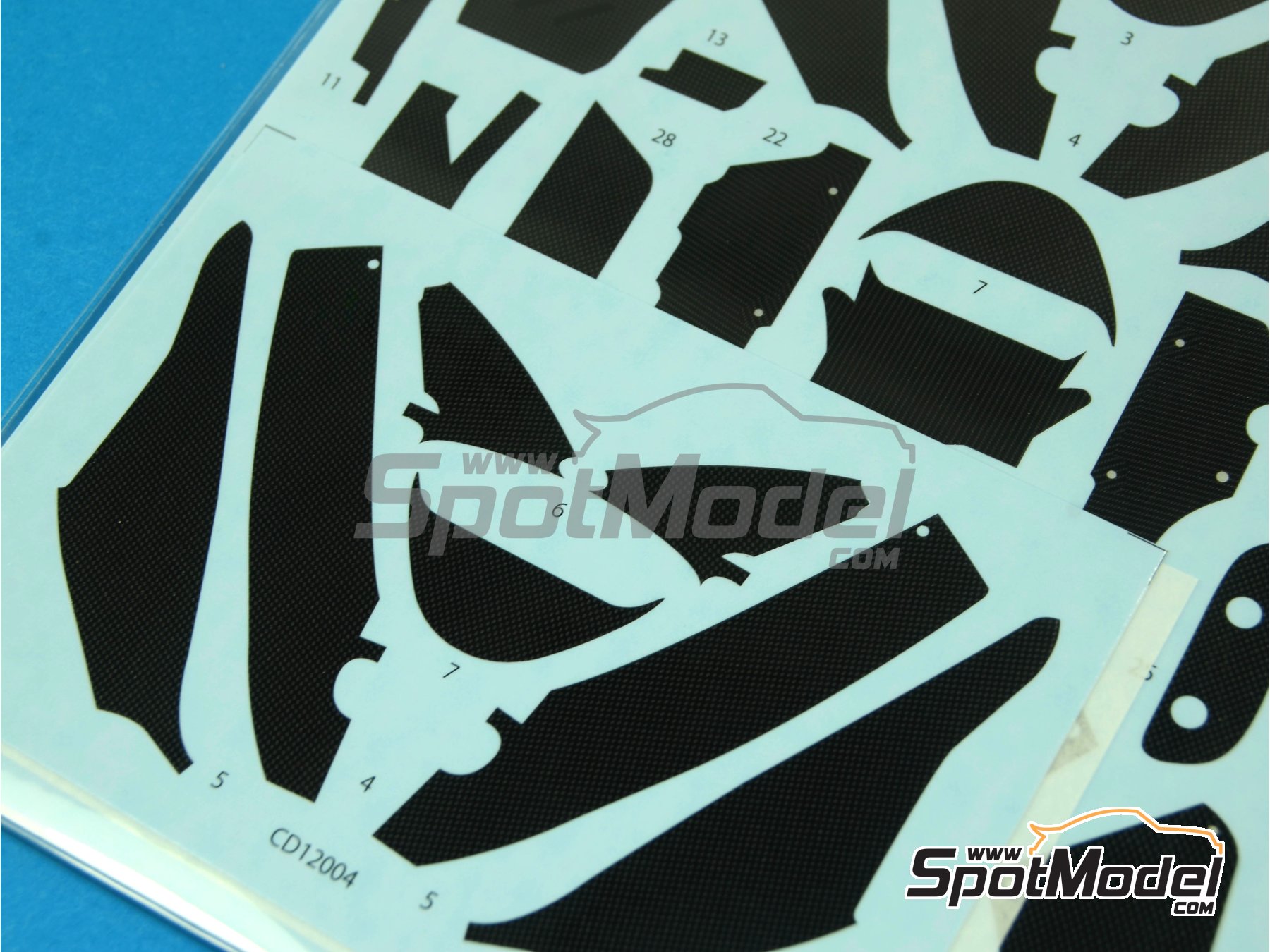 Image 3: Ducati Desmosedici - Campeonato del Mundo de Motociclismo 2004 | Patron de fibra de carbono en calca en escala 1/12 fabricado por Studio27 (ref. ST27-CARBOND12004, tambien 4545310009054 y CD12004)