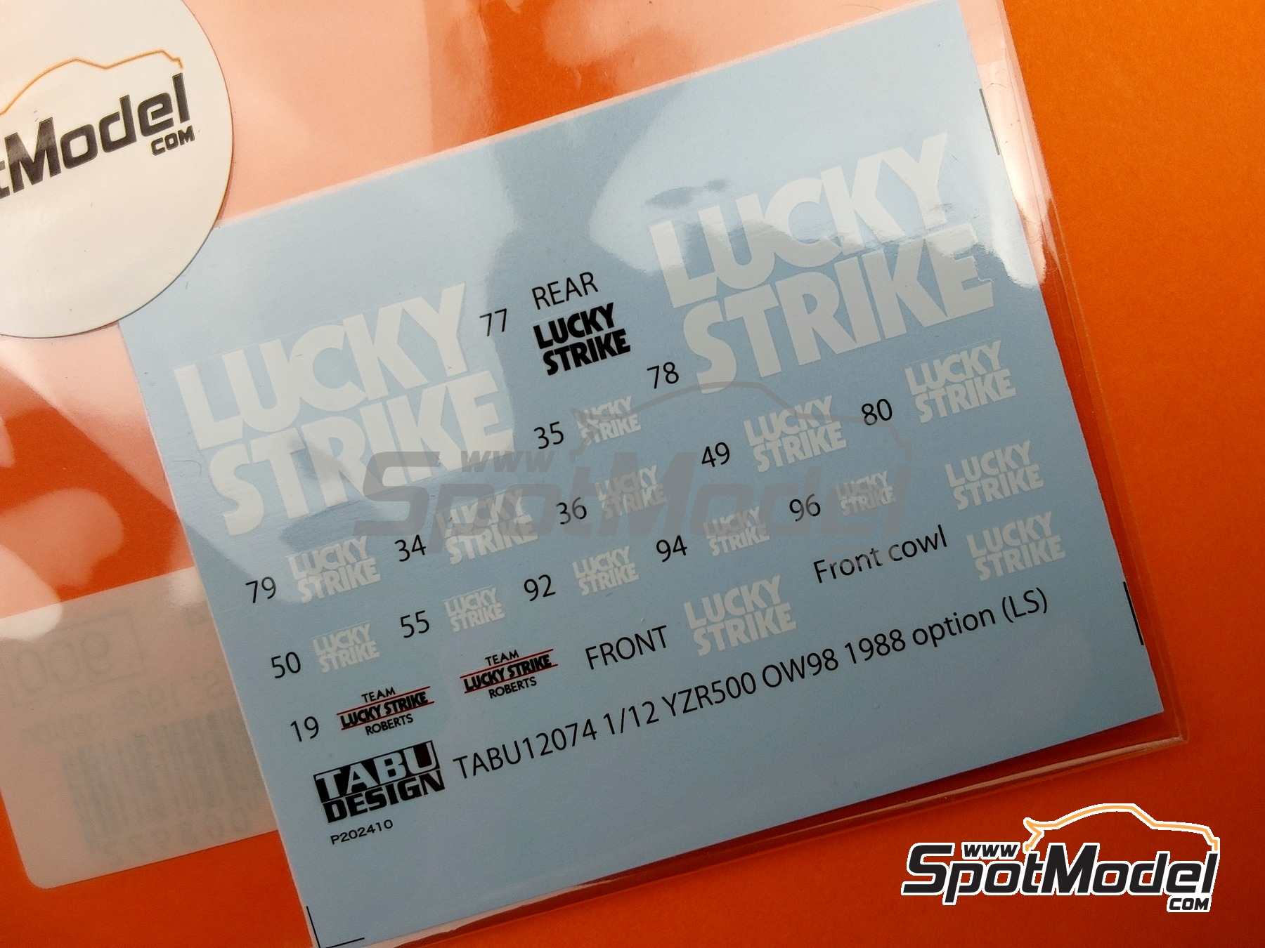 Image 3: Yamaha YZR500 0W98 Equipo Roberts patrocinado por Lucky Strike - Campeonato del Mundo de Motociclismo 1988 | Decoración en escala 1/12 fabricado por Tabu Design (ref. TABU12074, tambien 4545310008972)