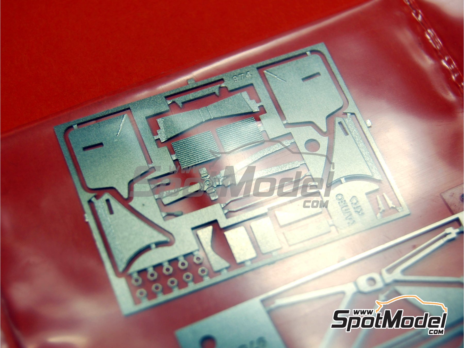Image 11: McLaren Honda MP4/4 McLaren Racing Limited Team sponsored by Marlboro - Japanese Formula 1 Grand Prix 1998 | Car scale model kit in 1/64 scale manufactured by Tameo Kits (ref.&nbsp;64T001)