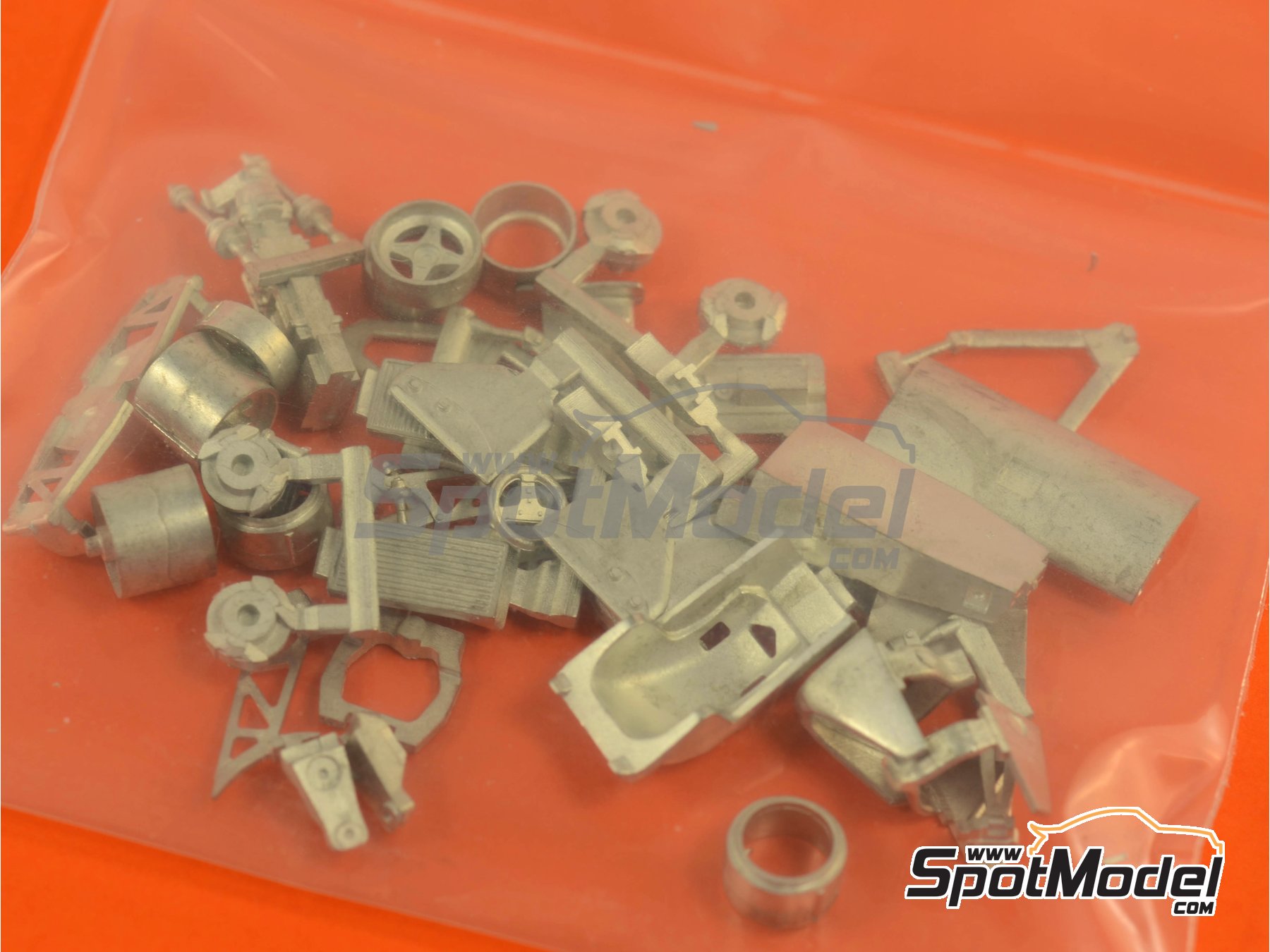 Image 3: Lotus Ford Type 79 Equipo Lotus patrocinado por Martini Essex - Gran Premio de Fórmula 1 de Italia 1979 | Maqueta de coche en escala 1/43 fabricado por Tameo Kits (ref. CPK002)