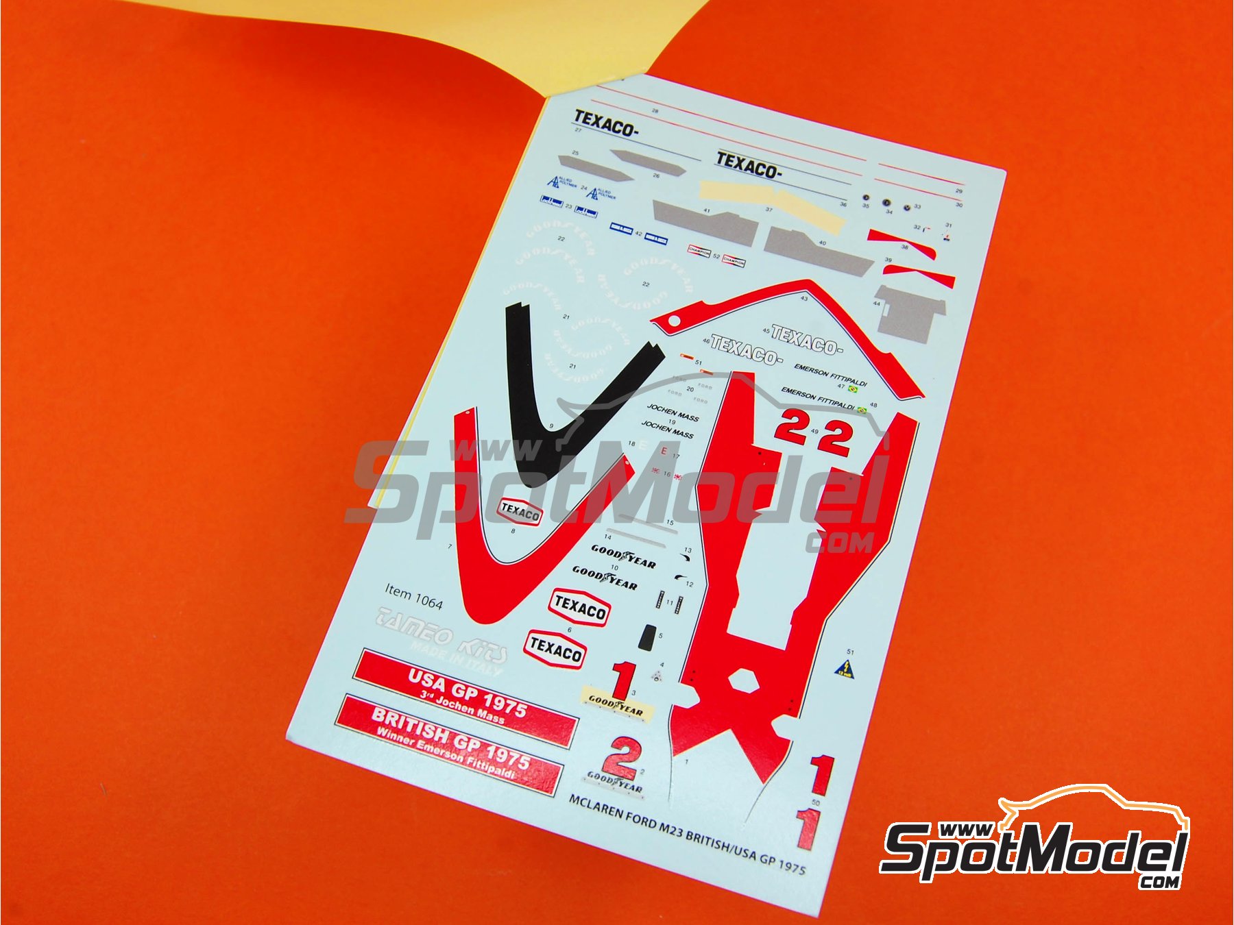 Image 1: McLaren Ford M23 Equipo McLaren Racing Limited patrocinado por Marlboro - Gran Premio de Fórmula 1 de Inglaterra 1975 | Decoración en escala 1/43 fabricado por Tameo Kits (ref. DK-SLK088)