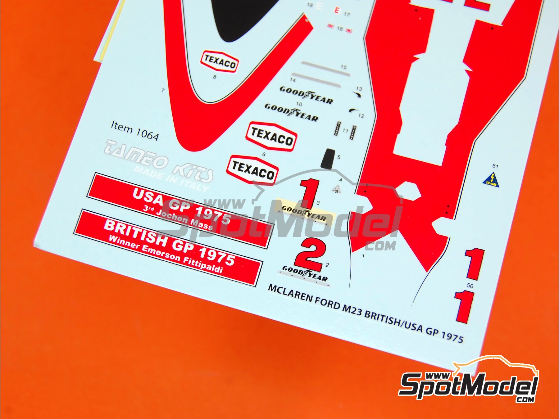 Image 3: McLaren Ford M23 Equipo McLaren Racing Limited patrocinado por Marlboro - Gran Premio de Fórmula 1 de Inglaterra 1975 | Decoración en escala 1/43 fabricado por Tameo Kits (ref. DK-SLK088)