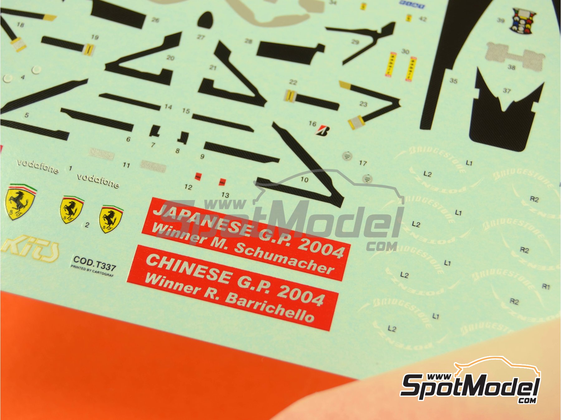 Image 3: Ferrari F2004 Equipo Scuderia Ferrari patrocinado por Vodafone Marlboro - Gran Premio de F&oacute;rmula 1 de Jap&oacute;n 2004 | Decoraci&oacute;n en escala&nbsp;1/43 fabricado por Tameo Kits (ref.&nbsp;DK347)