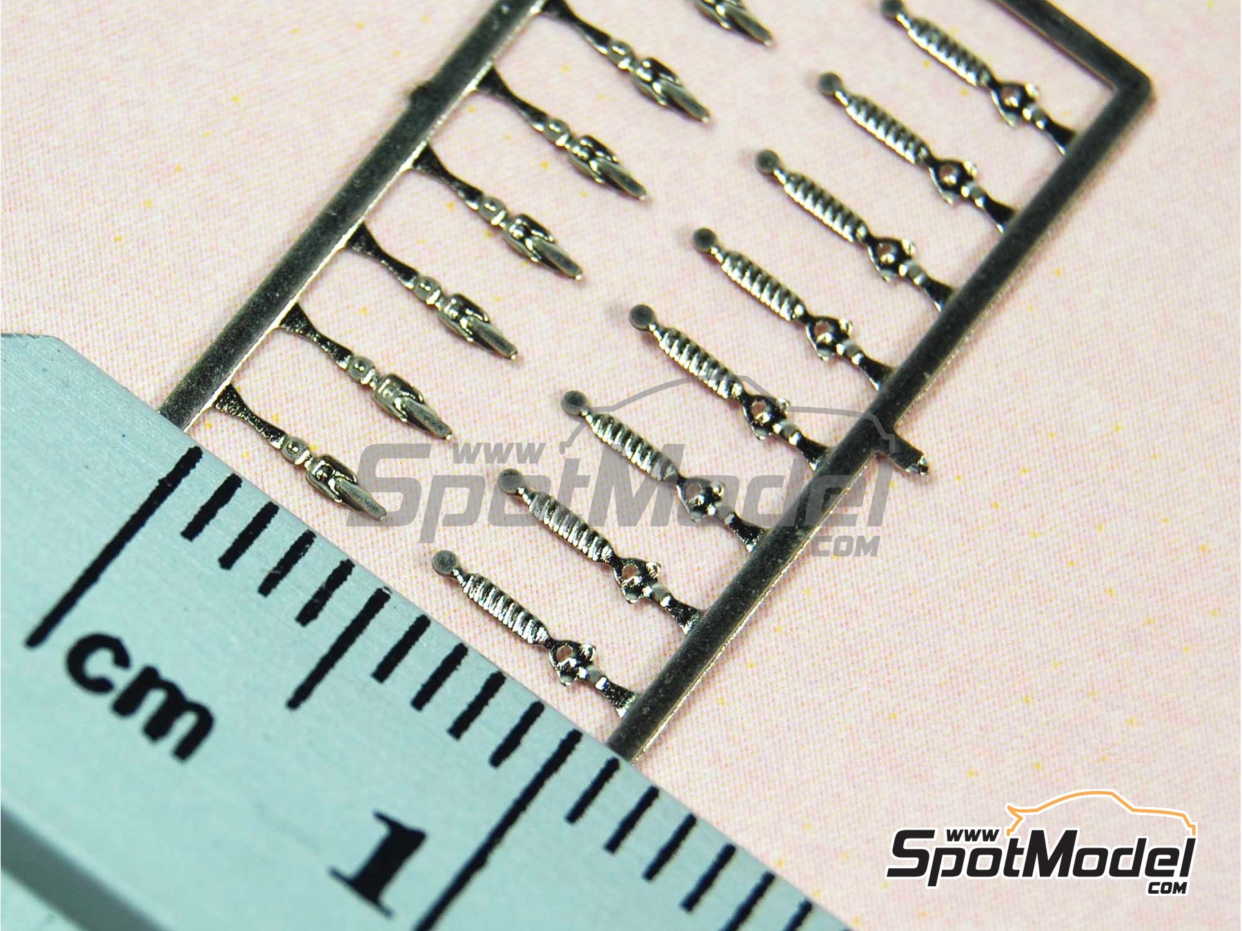 Image 4: Cierre rapido de capot de muelle | Cierres de capot en escala&nbsp;1/43 fabricado por Tameo Kits (ref.&nbsp;FT13)