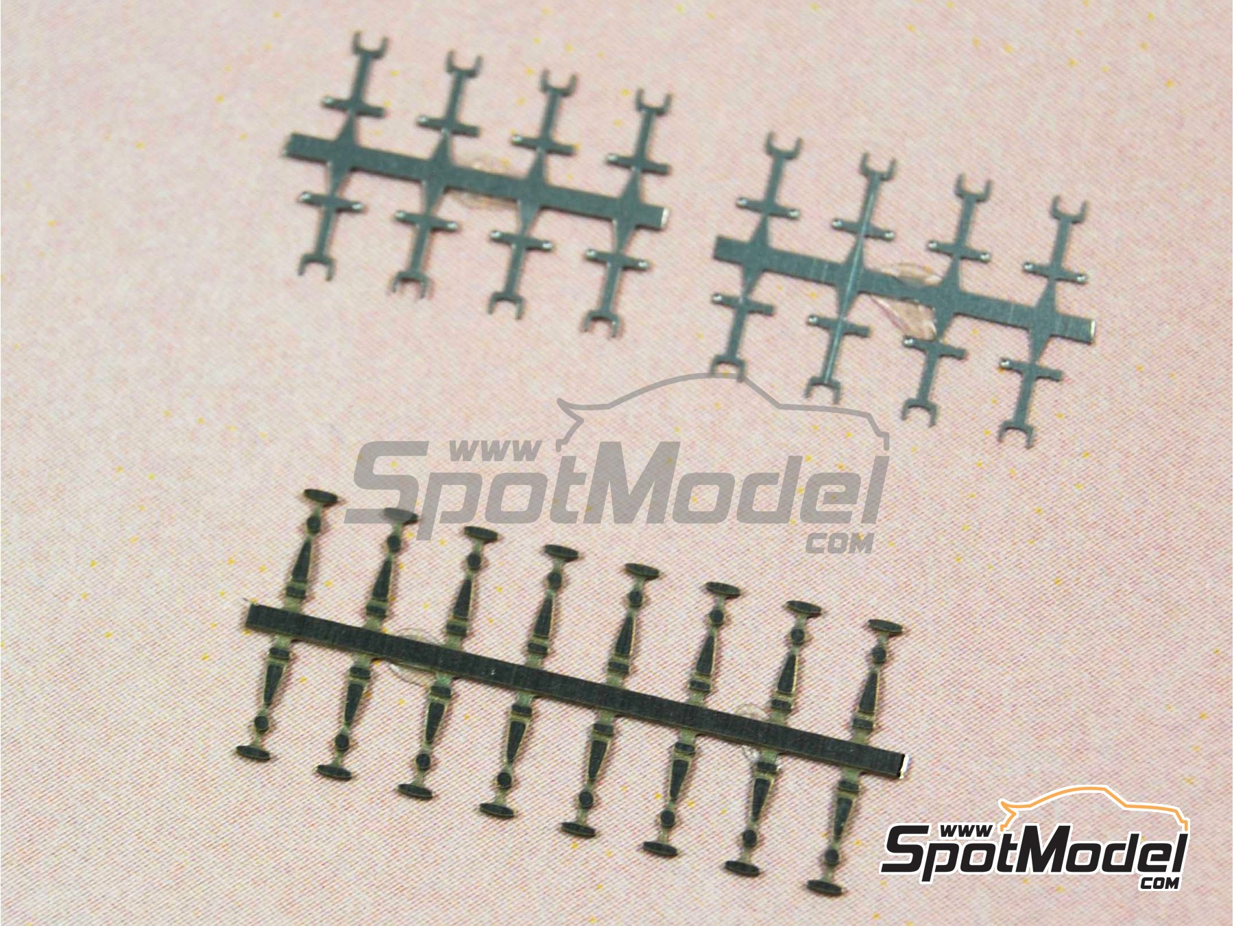 Image 2: Cierre de goma para capot | Cierres de capot en escala&nbsp;1/43 fabricado por Tameo Kits (ref.&nbsp;FT14)